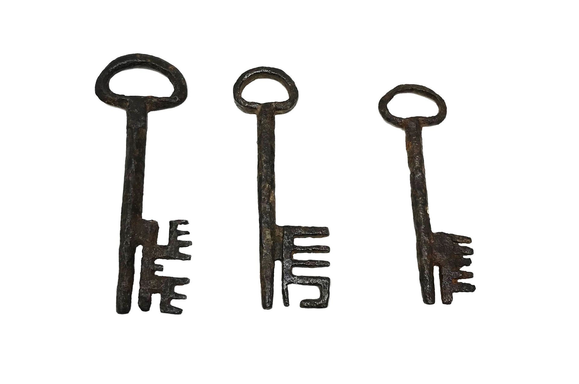 Three gothic keys9,06 - 8, 46 - 7,63 cm. Part of the chapter "From the Time of the Cathedrals". - Image 2 of 2