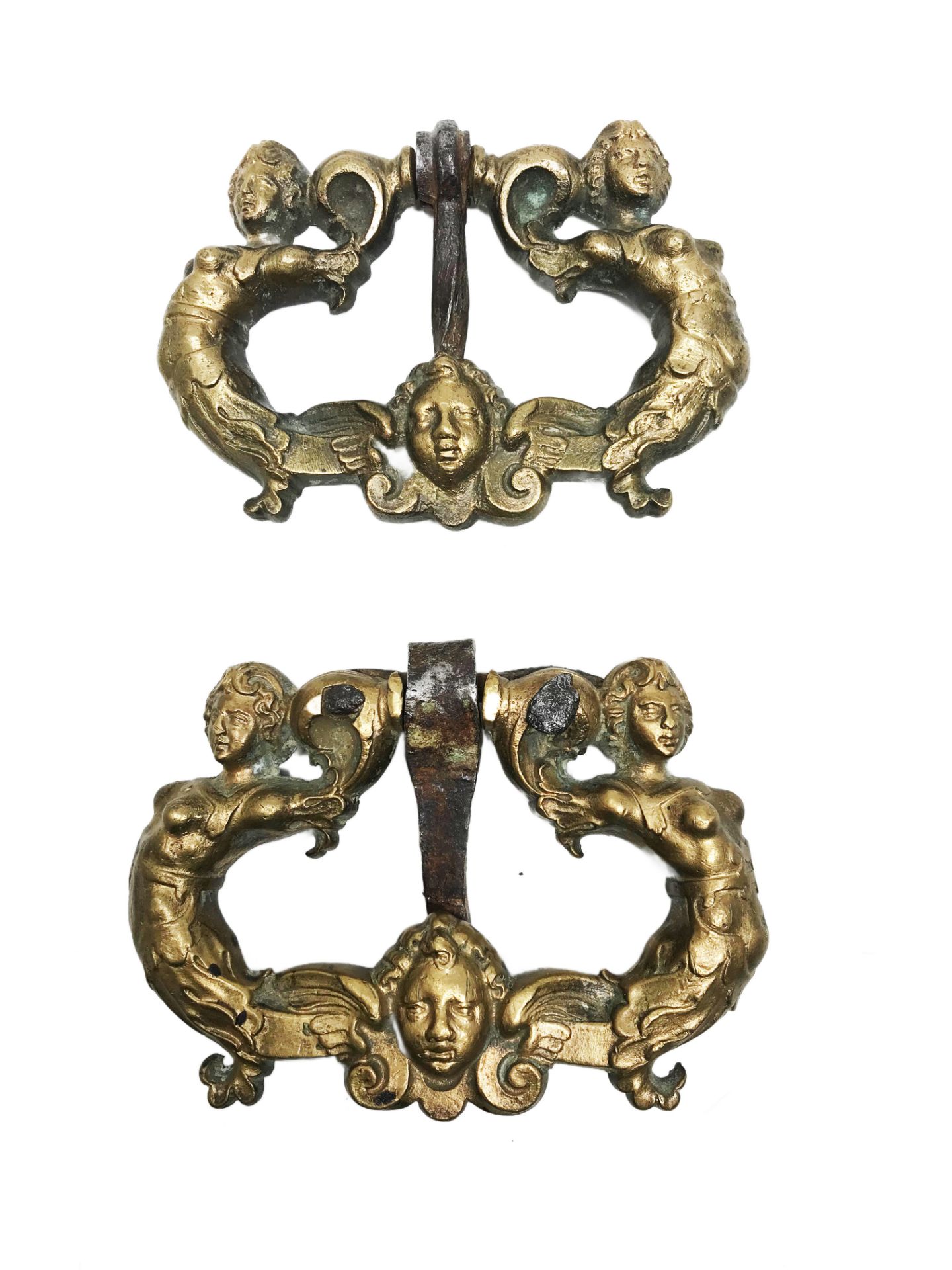 A pair of bronze handles with two mermaids and a mascaron. 9, 11 x 12, 54 cm. Part of the chapter " - Bild 2 aus 2
