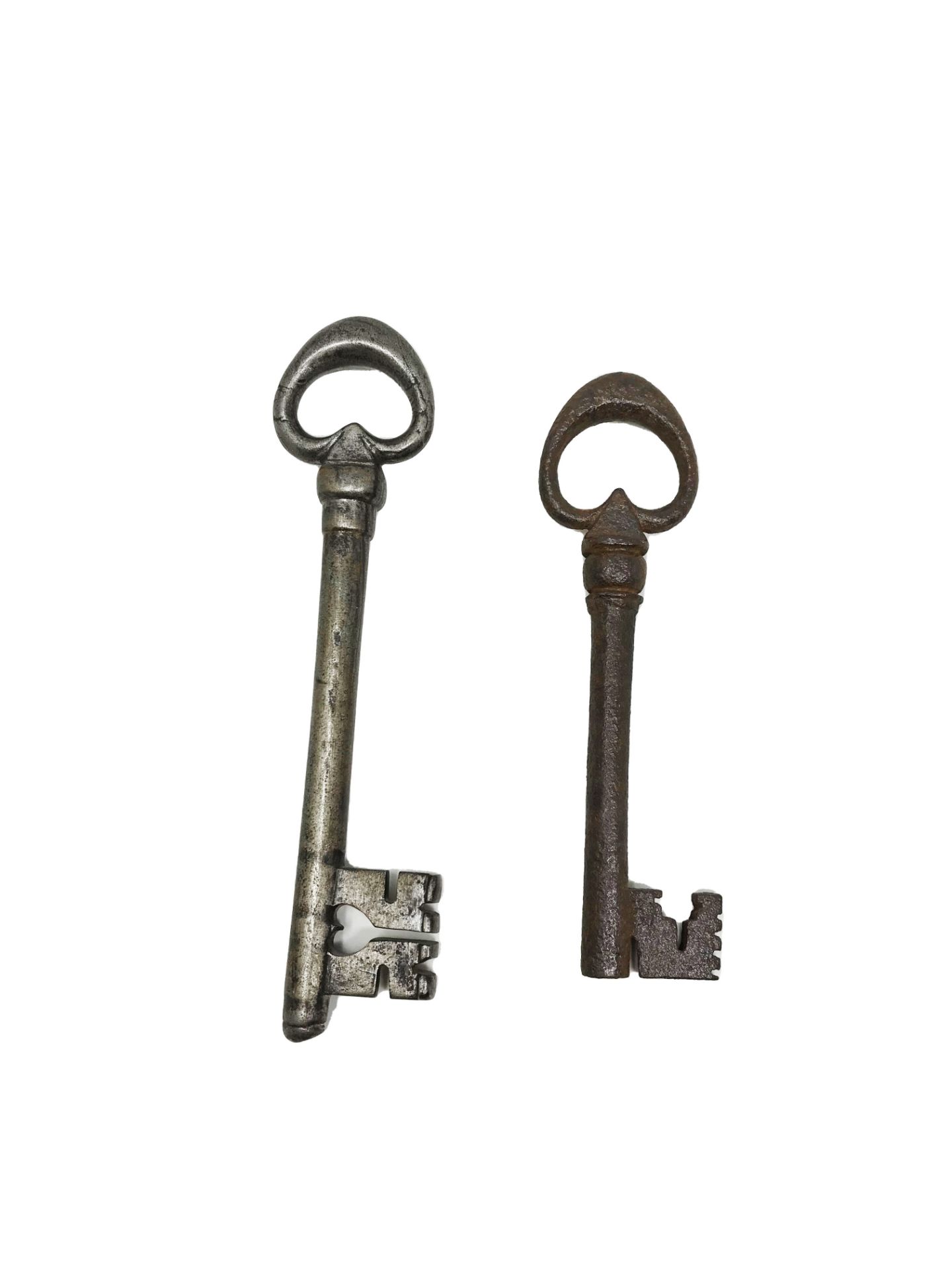 Two keys with heart-shaped rings15, 34 - 12, 76 cm Part of the chapter "From Enlightenment to - Image 2 of 2