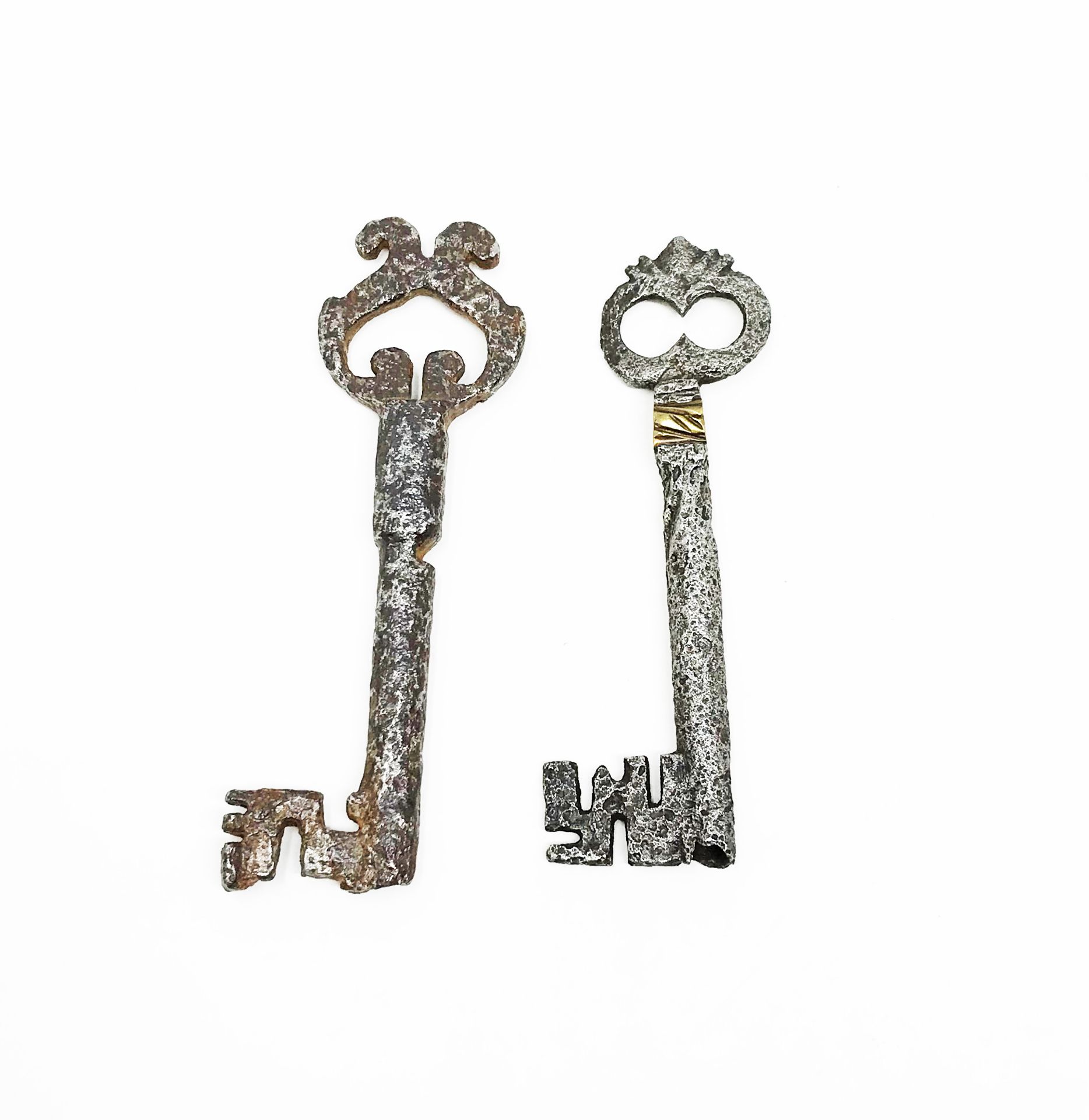 Two keys with drilled shanks, one with brass insert on the boss. 11,14 et 10,48 cm. Part of the - Image 2 of 2