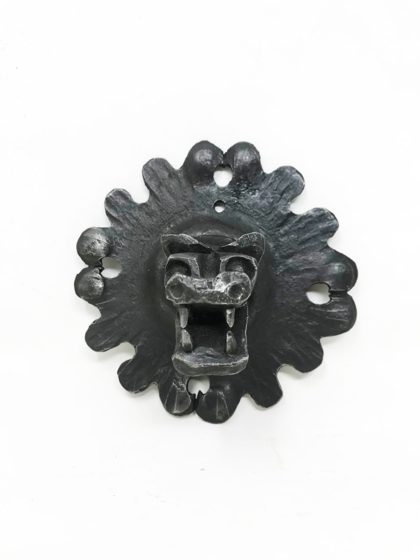 Wrought iron pull handle in the shape of a roaring monster's mouth on a poly-lobed plate in repoussé - Image 2 of 4