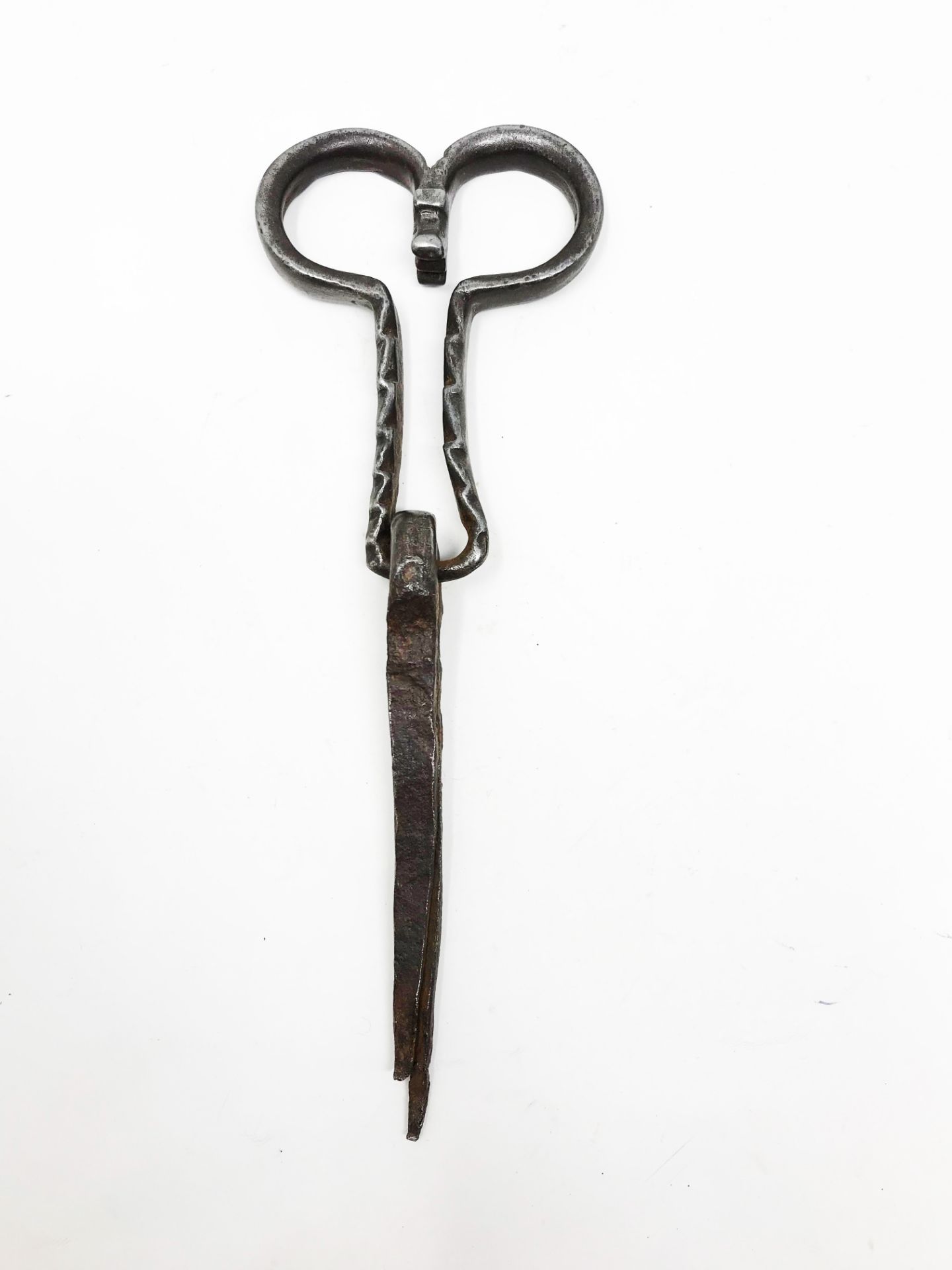 Wrought iron and engraved heart-shaped pull handle containing a canine head. 9, 9 cm cm plus 12 cm - Image 4 of 4