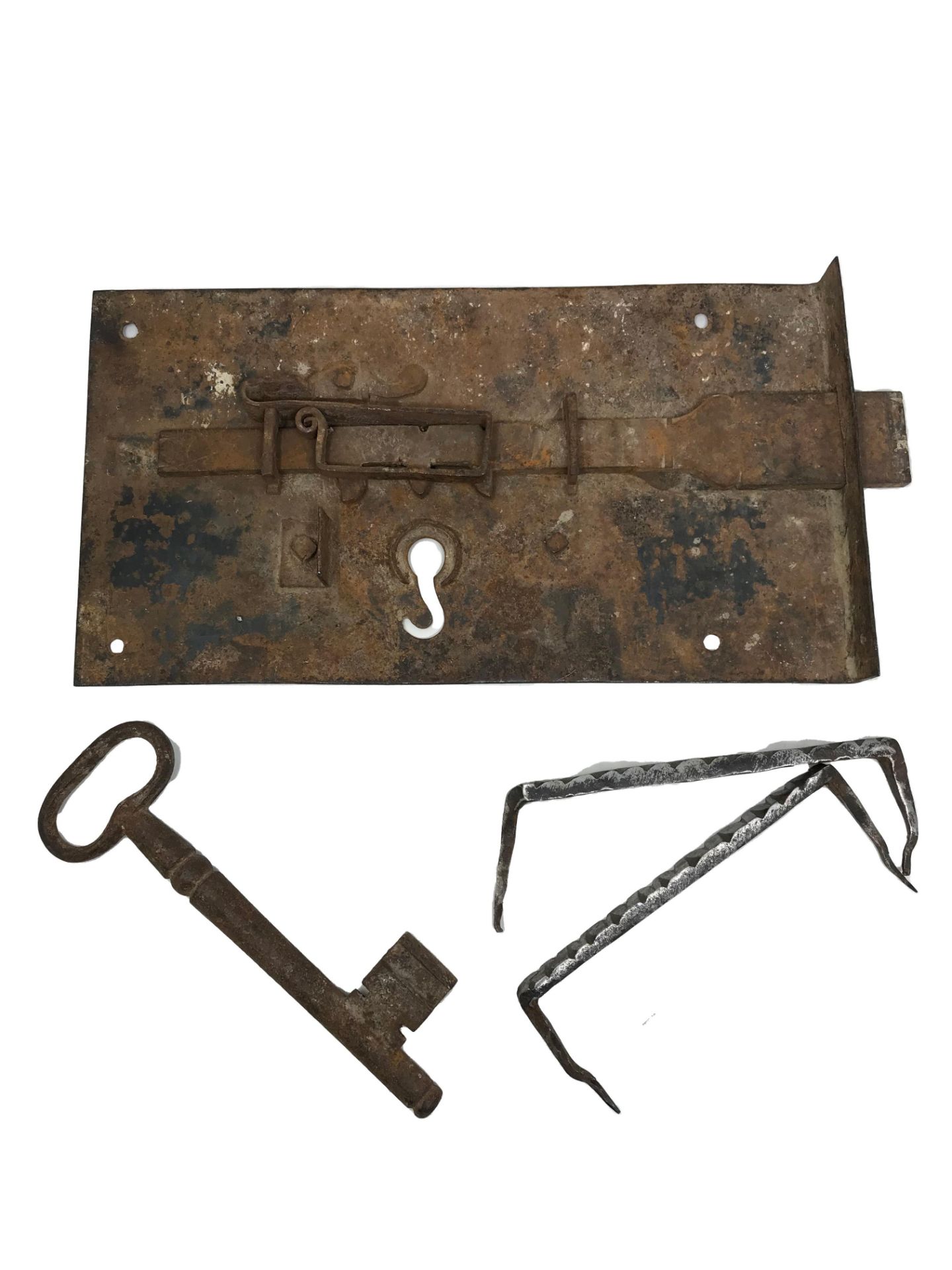 One lock, one key and two lock spikes. Lock: 16,8 x 33,2 cm - key: 18,5 cm - spikes: 14,5 - 15,5 - Image 2 of 2