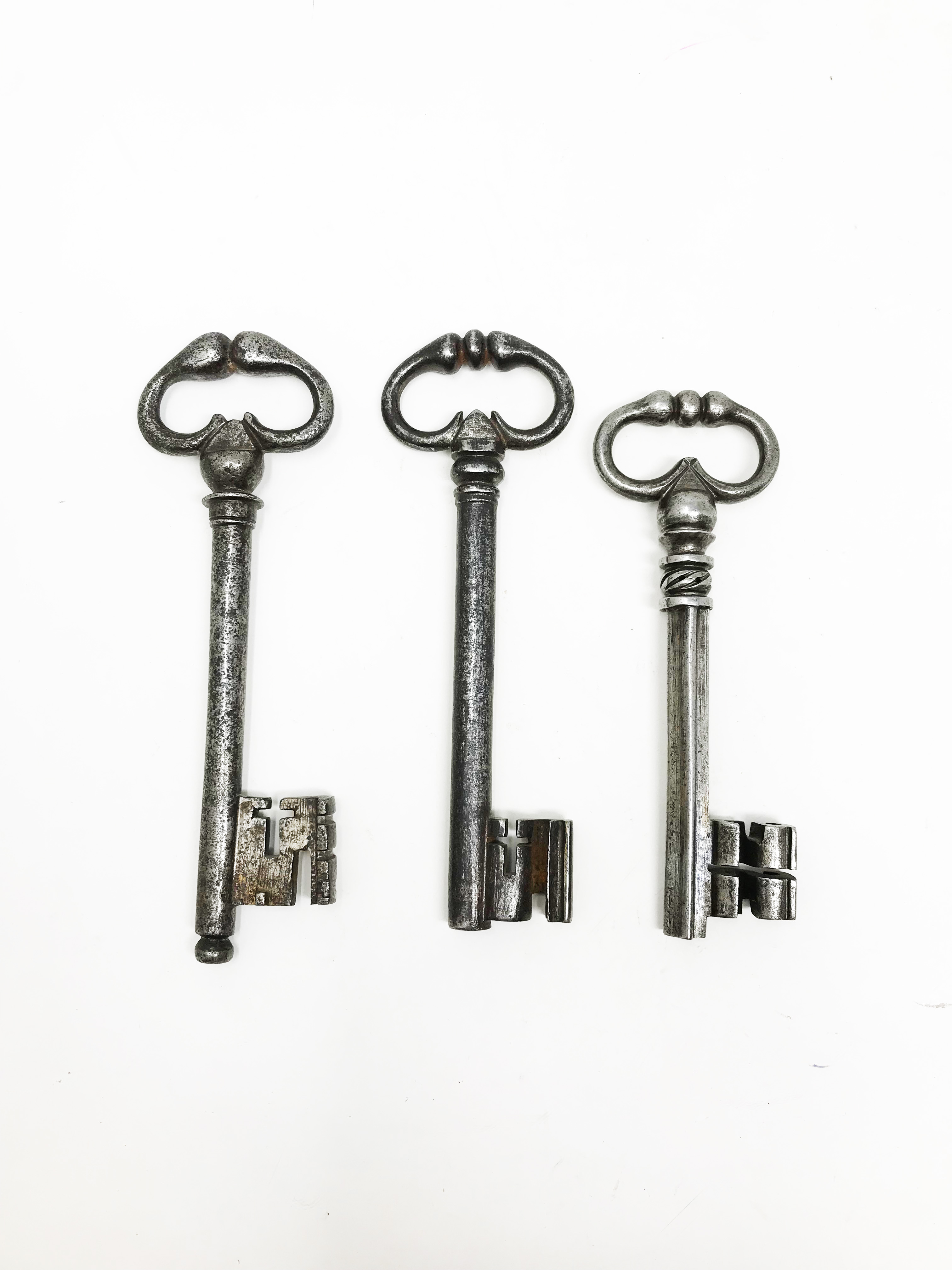 Three keys with frog's legs rings13, 96 - 13, 44 - 12, 25 cmPart of the chapter "From - Bild 2 aus 4