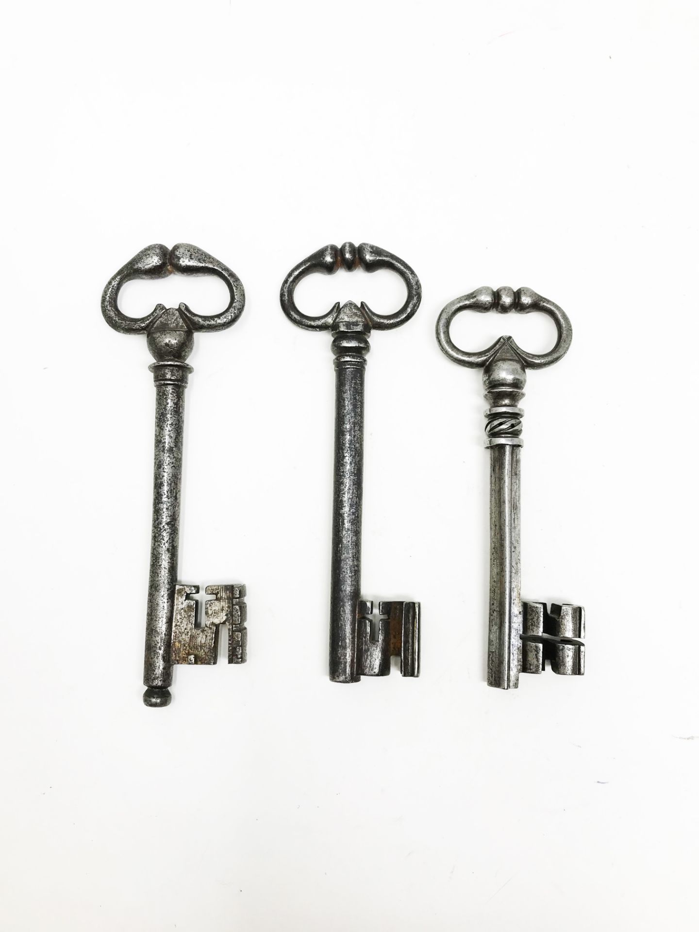 Three keys with frog's legs rings13, 96 - 13, 44 - 12, 25 cmPart of the chapter "From - Image 2 of 4