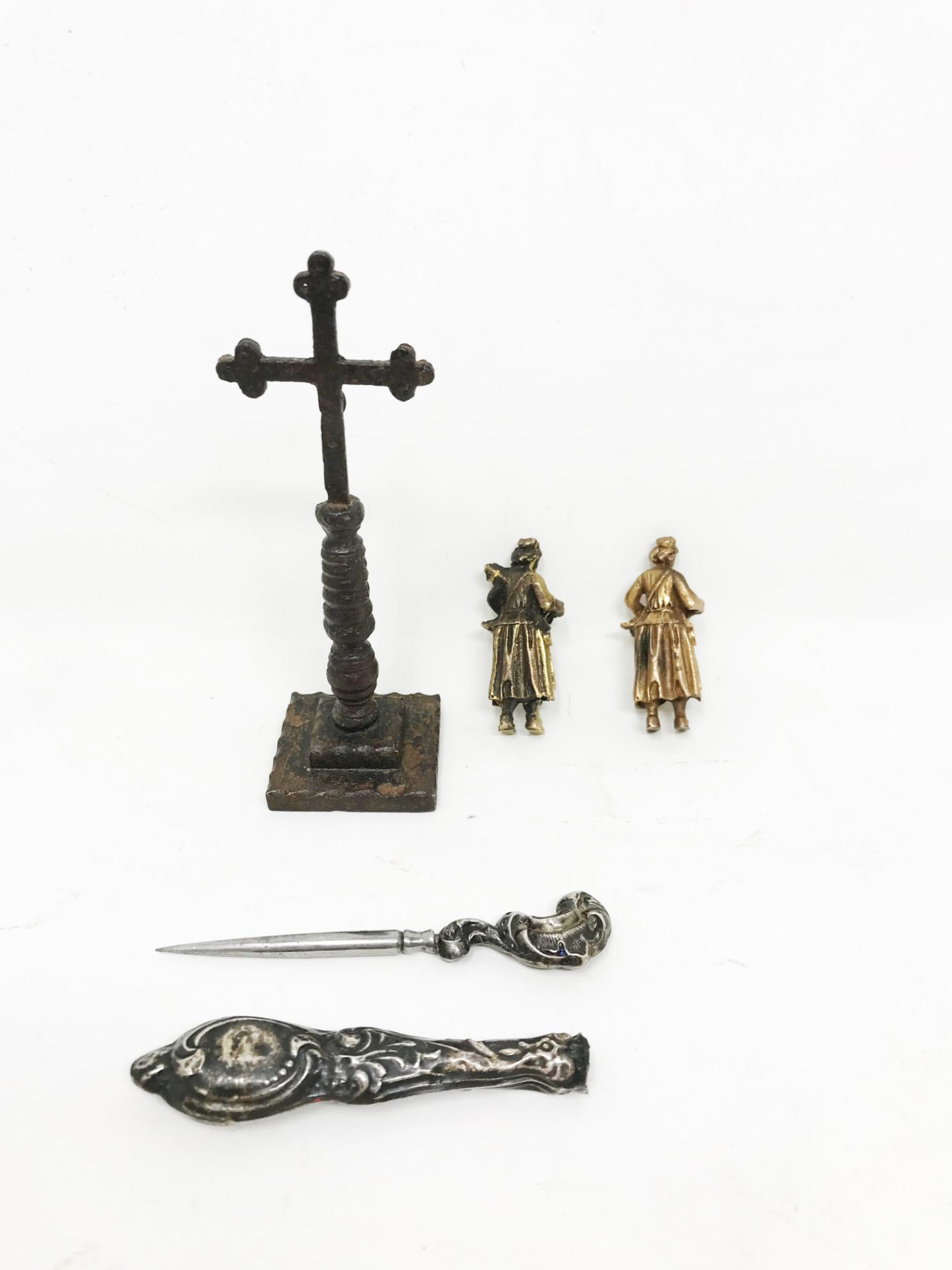 Lot comprising an iron crucifix, a lace punch, a silver tool handle and two bronze wheel fiddle - Bild 2 aus 2