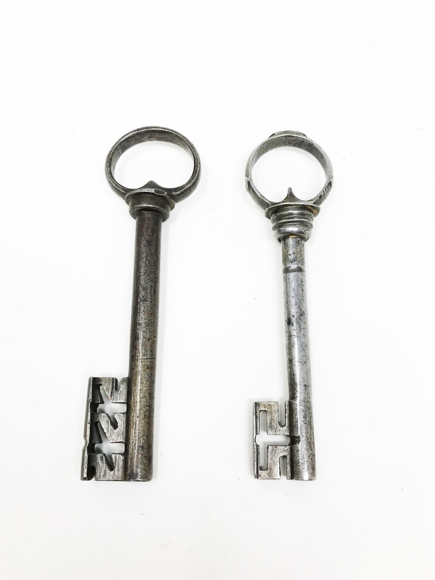 Two German keys14.80 and 14.35 cmPart of the chapter "From beyond the Rhine". - Image 2 of 2