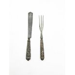 Fork (15, 22 cm) and knife (16, 2 cm), handles in silver wire scrolls. Gross weight: 25.18 and 21.35