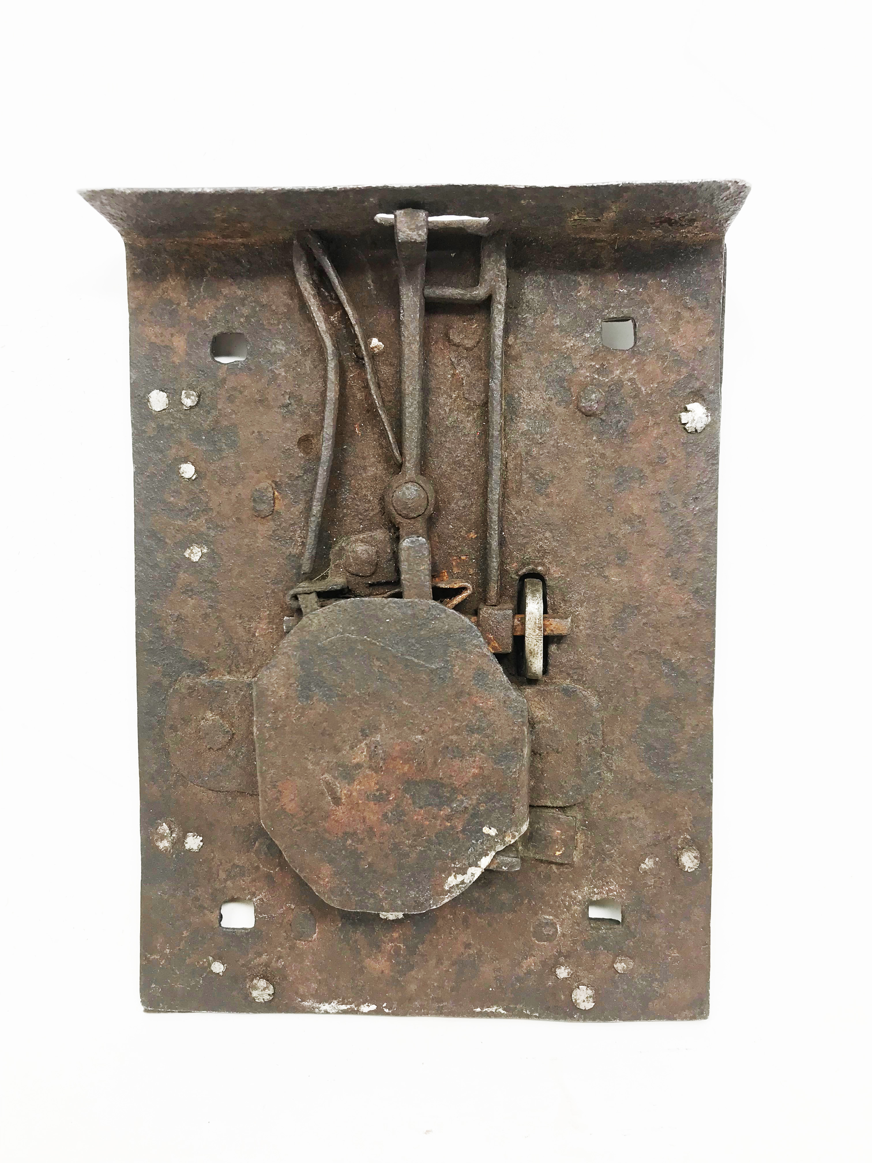 Double lock for a chest with a hasp and a dead bolt under the faceplate, moulded frame with a frieze - Bild 2 aus 2
