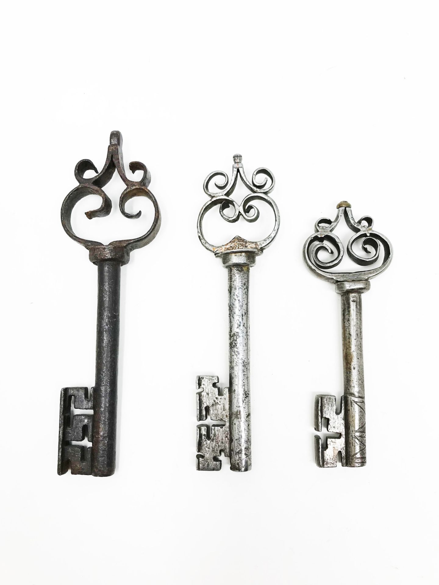 Three German keys16 - 14, 16 - 11, 78 cmPart of the chapter "From beyond the Rhine". - Image 2 of 2
