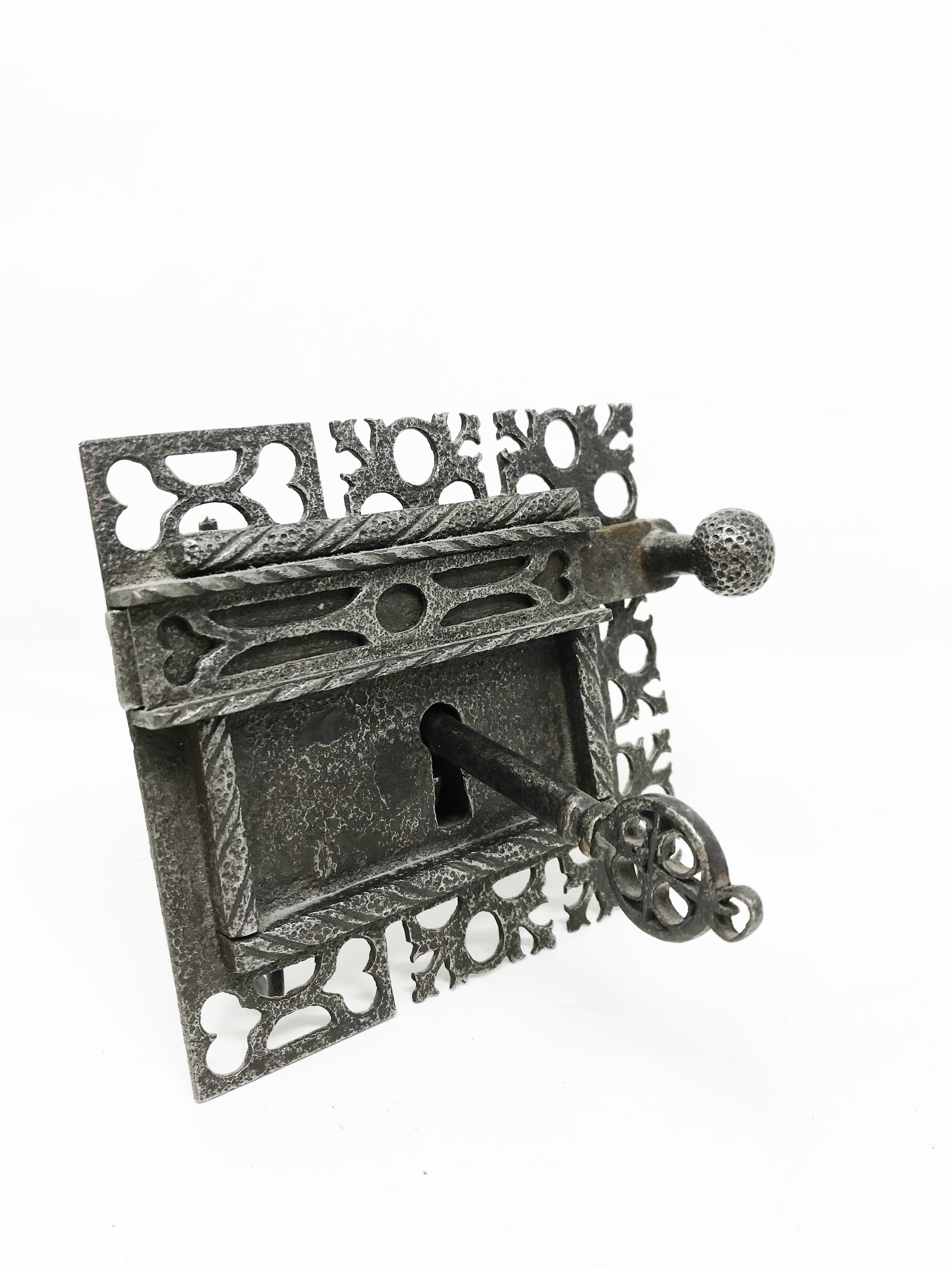 Credenza lock and its so-called Venetian key, lock plate pierced with hearts, twisted frame, bolt - Bild 3 aus 4