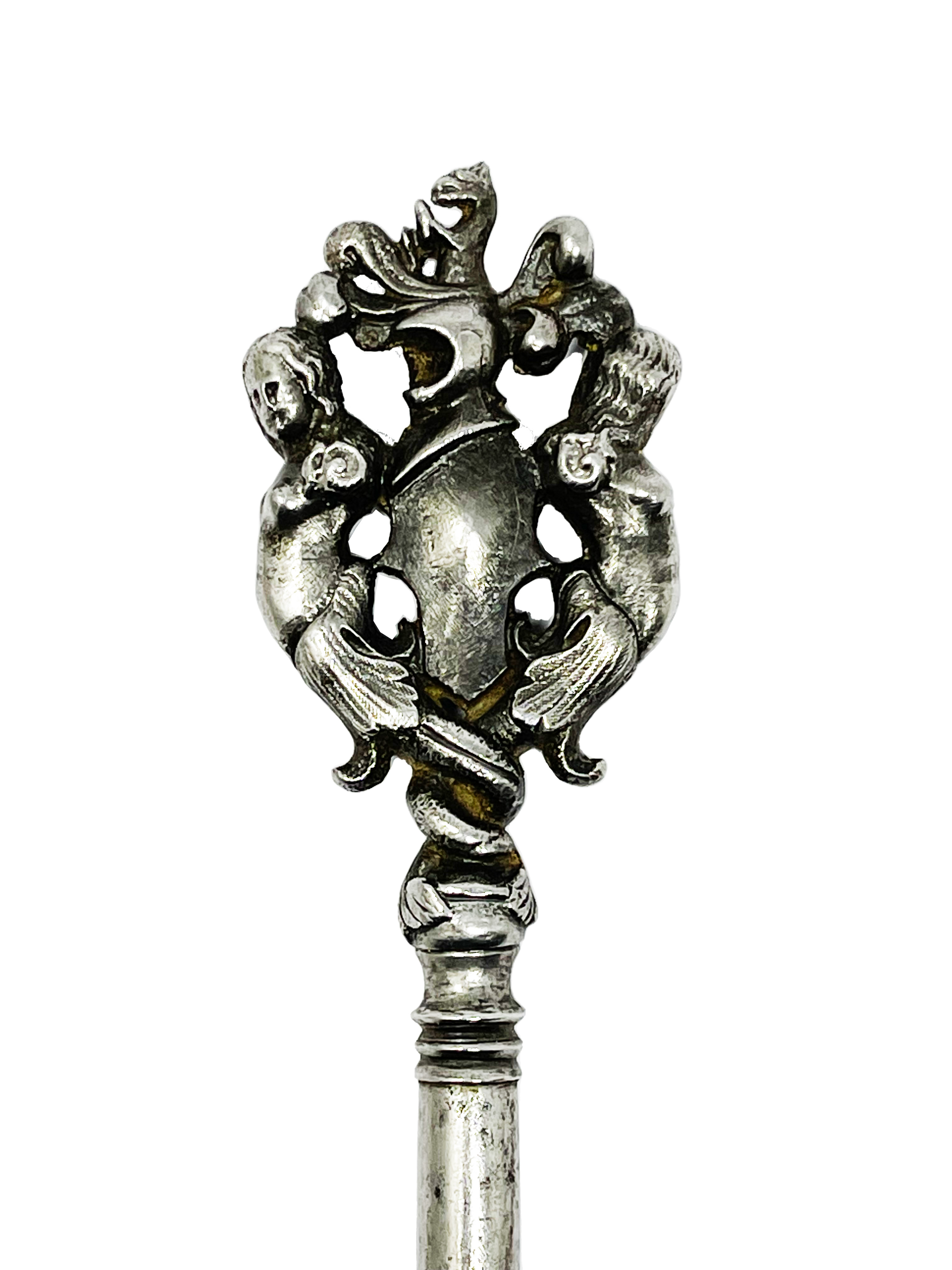 Key, the ring showing two long-haired chimeras framing a helmet of armour, surmounted by an - Bild 3 aus 7