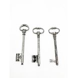 Three keys with frog's legs rings15, 47 - 14, 47 - 14, 05 cm Part of the chapter "From Enlightenment