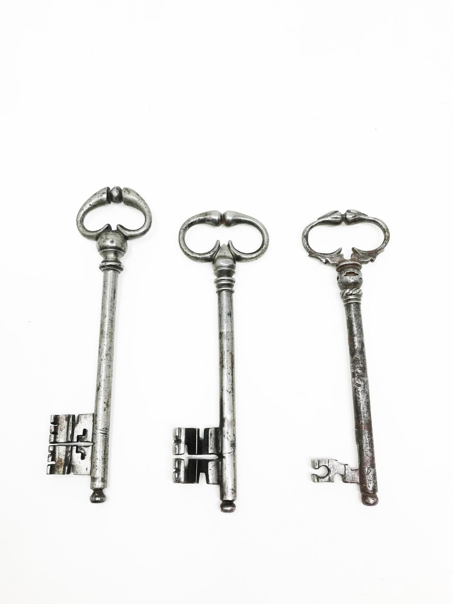 Three keys with frog's legs rings15, 47 - 14, 47 - 14, 05 cm Part of the chapter "From Enlightenment