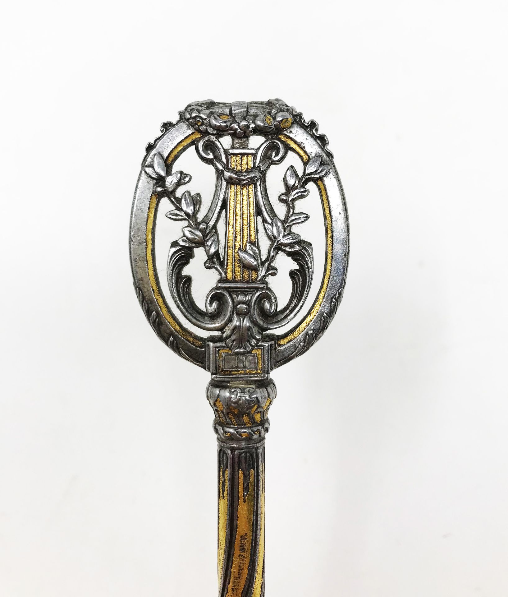 Iron key nielloed in gold. Oval ring topped by a wreath of flowers and containing a lyre and two - Image 2 of 3