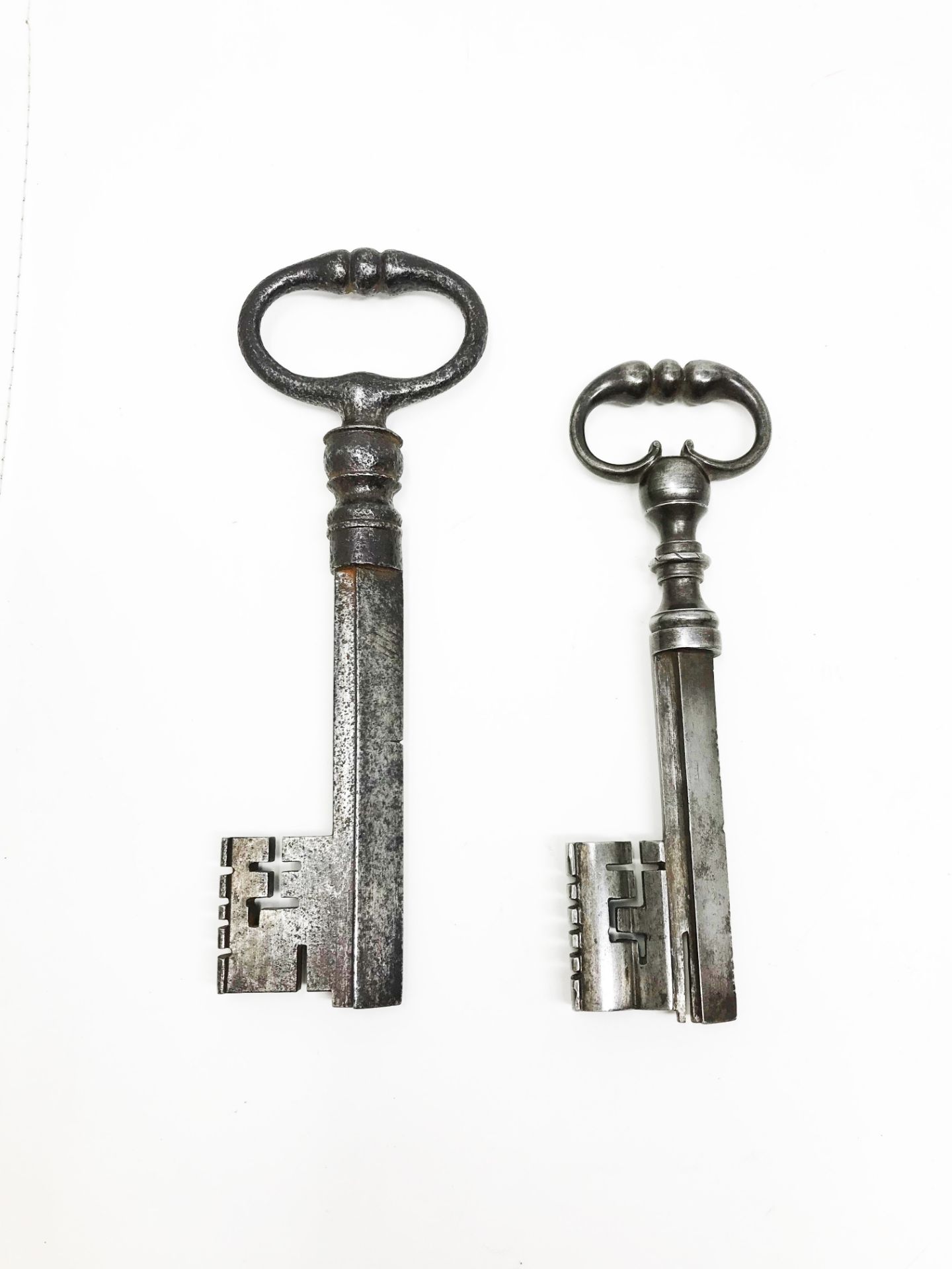 Two keys with frog's legs rings16, 9 - 14, 35 cm Part of the chapter "From Enlightenment to