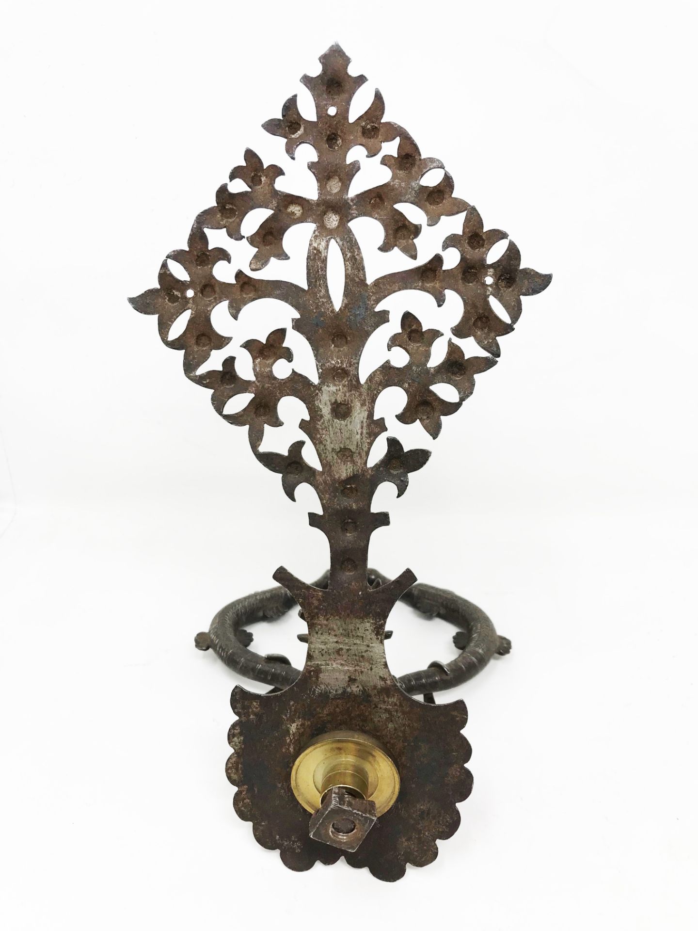 Wrought and chiseled iron door knocker carved with a stag's head, holding the ring formed by two - Image 3 of 5