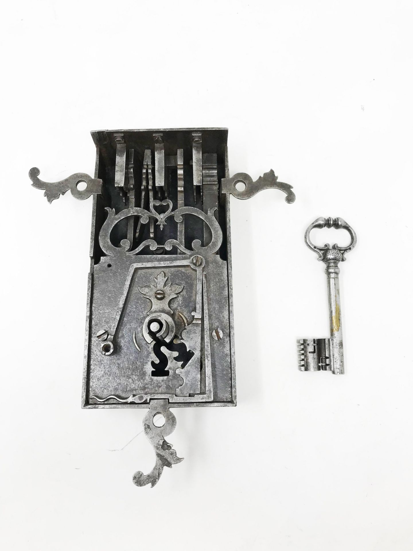 Four-secret master lock and key Lock: 10.2 x 20.4 cm - key: 12.62 cm. NB: Described by Duhamel - Image 4 of 4