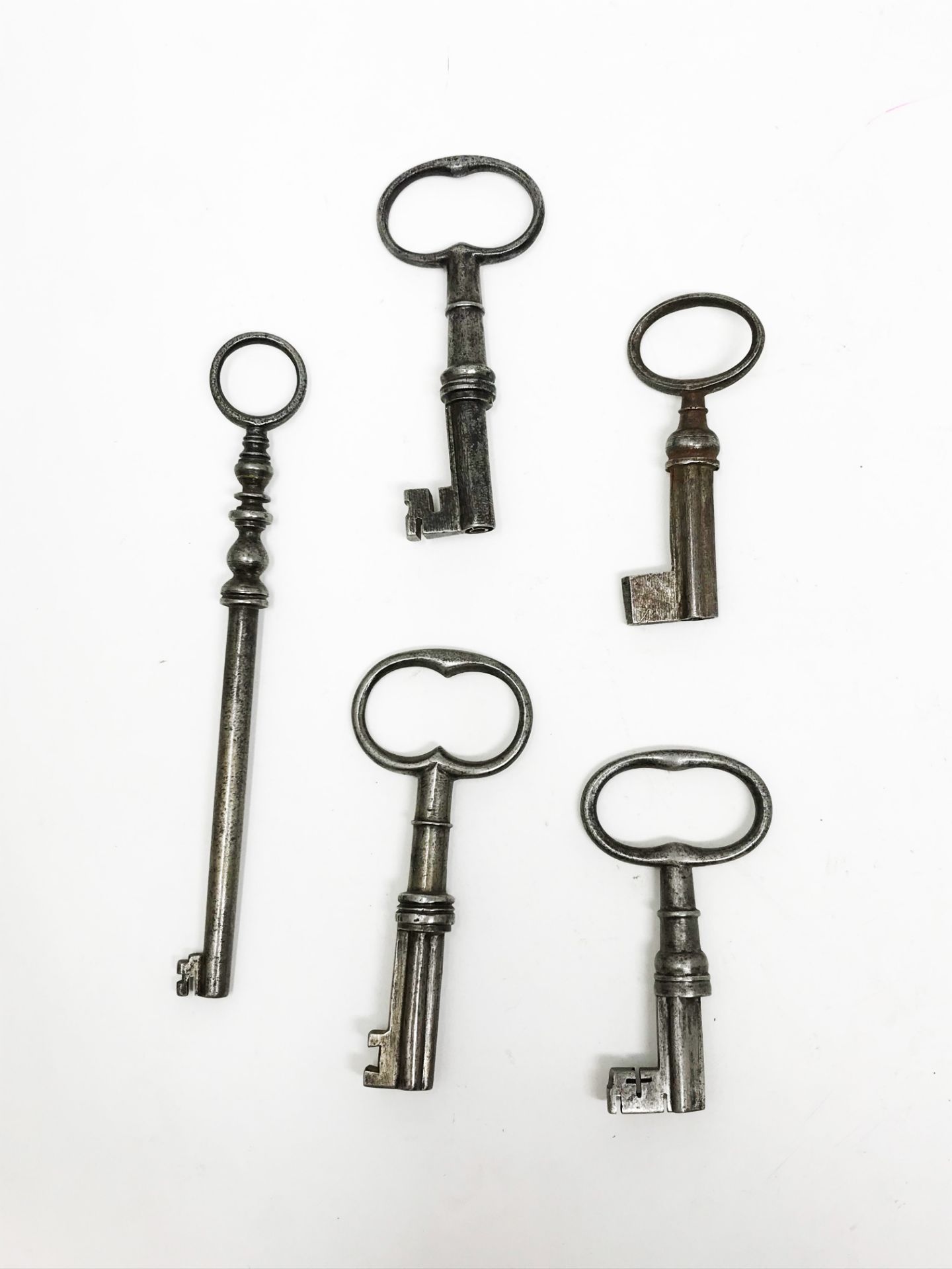 Five keys, with drilled shafts, two trefoils, one heart-shaped, one with extra long double drilling. - Image 3 of 3