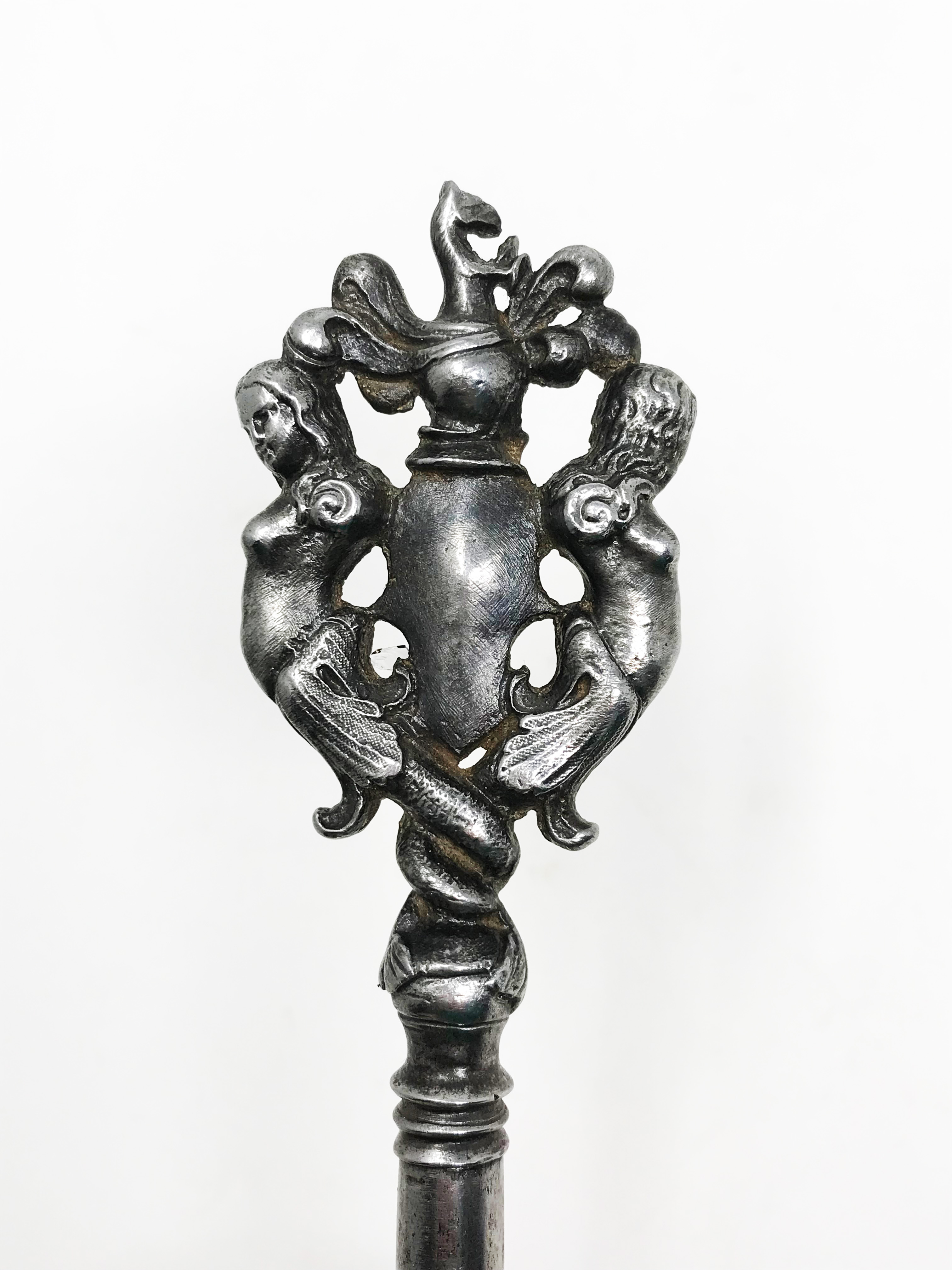Key, the ring showing two long-haired chimeras framing a helmet of armour, surmounted by an - Bild 2 aus 7