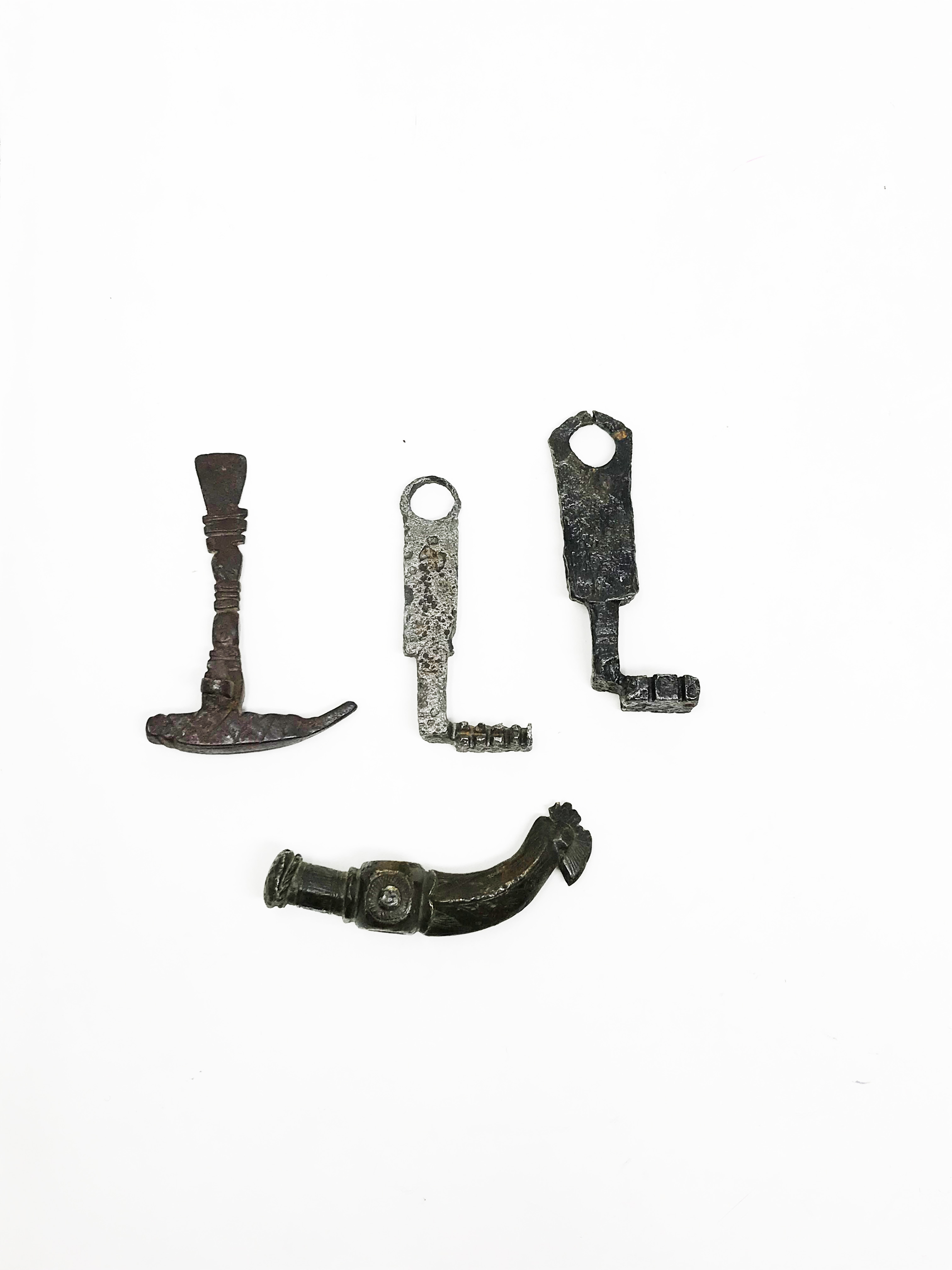 Two iron keys (4.9 and 5.8 cm). A multi-tool - iron punch, hammer and chisel - (7.8 cm). A bronze - Bild 2 aus 2