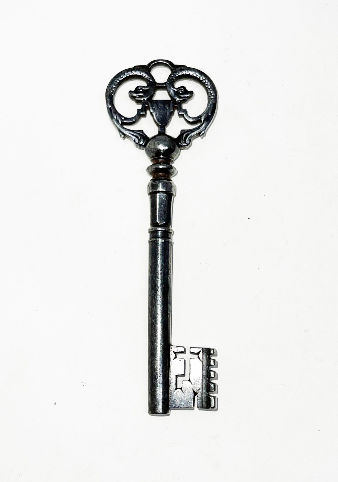 Key, ring centred with a cup10, 52 cmPart of the chapter "From Enlightenment to Republics".