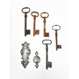 Five keys, one of which is drilled, one entrance and one barrel base. 15, 70 - 13, 37 - 13, 10 - 12,