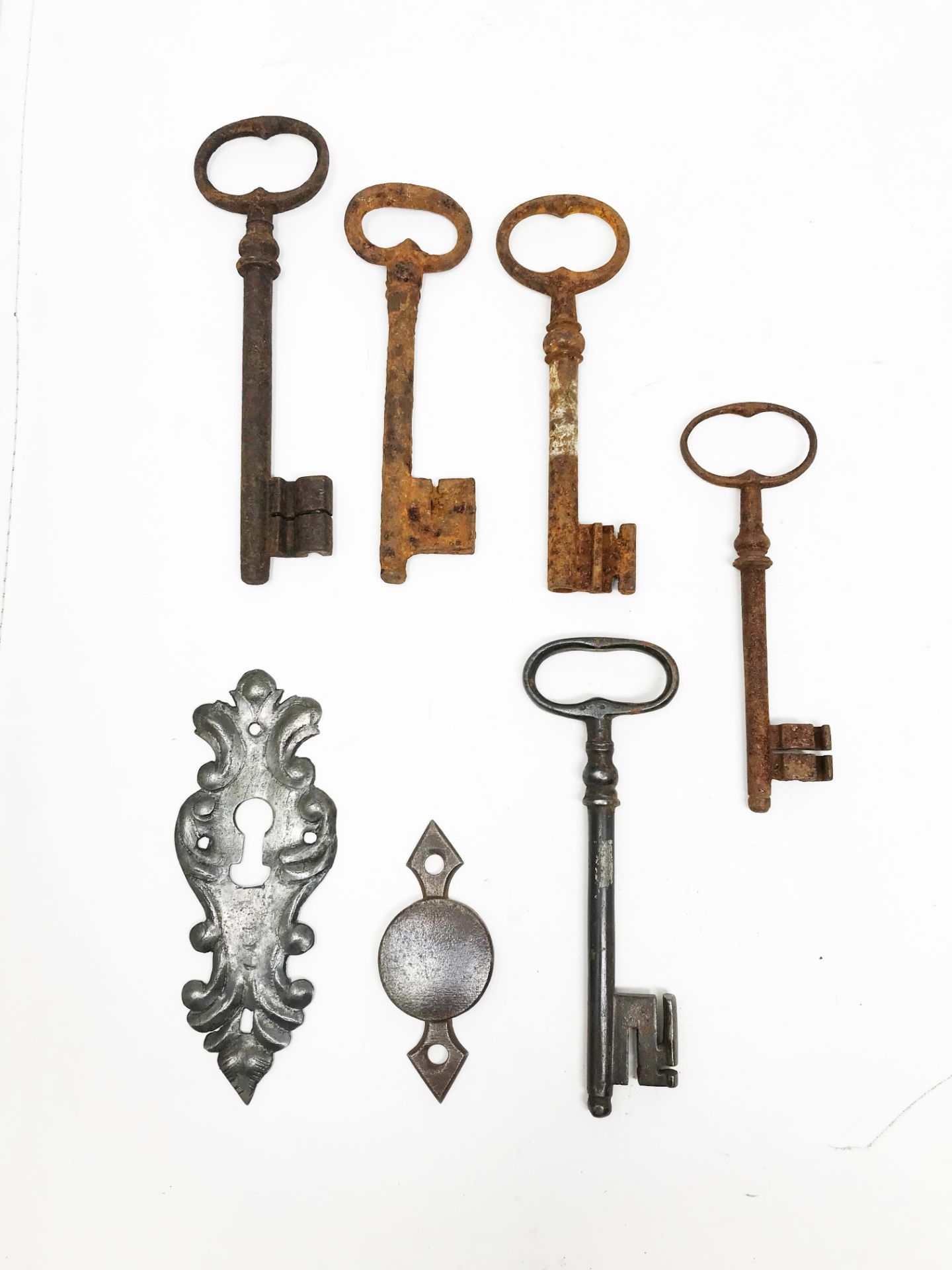 Five keys, one of which is drilled, one entrance and one barrel base. 15, 70 - 13, 37 - 13, 10 - 12,