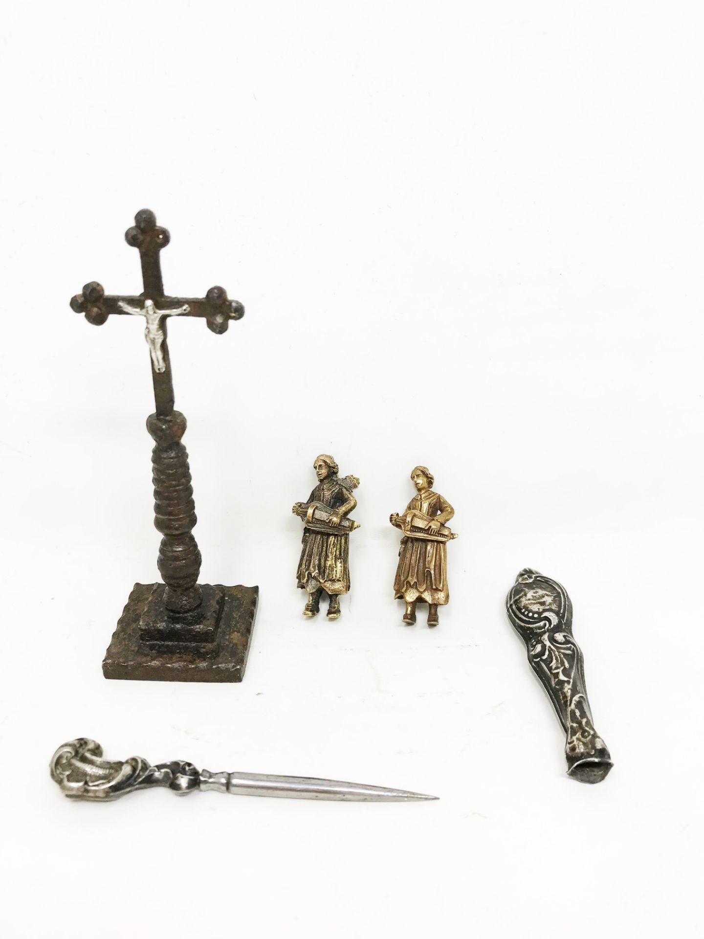 Lot comprising an iron crucifix, a lace punch, a silver tool handle and two bronze wheel fiddle