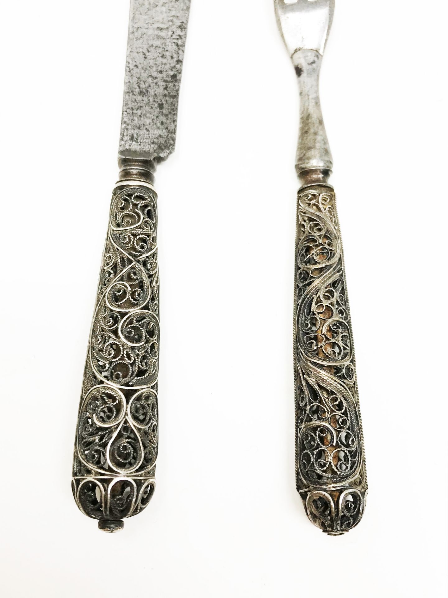 Fork (15, 22 cm) and knife (16, 2 cm), handles in silver wire scrolls. Gross weight: 25.18 and 21.35 - Image 2 of 2