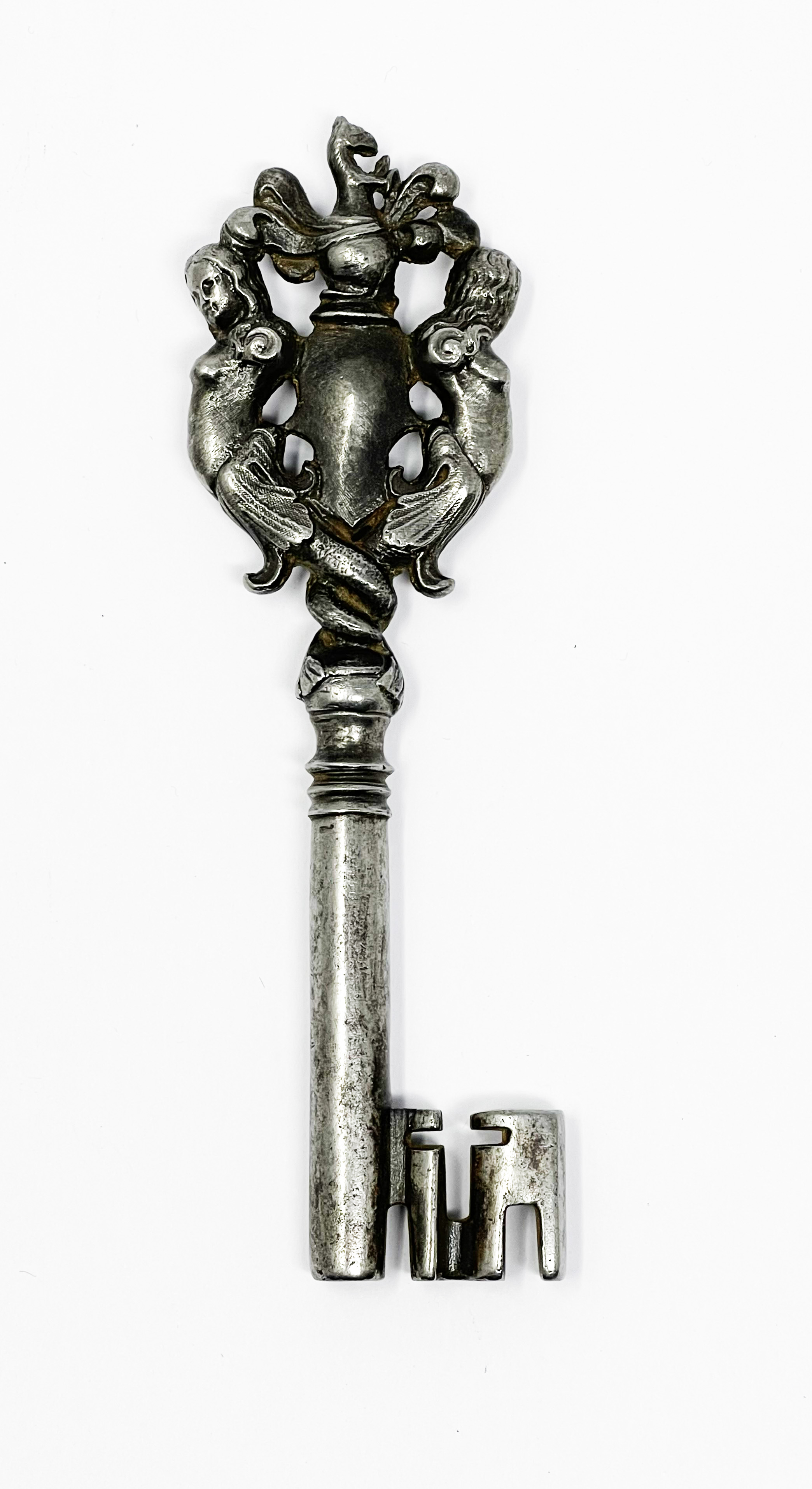 Key, the ring showing two long-haired chimeras framing a helmet of armour, surmounted by an - Bild 4 aus 7