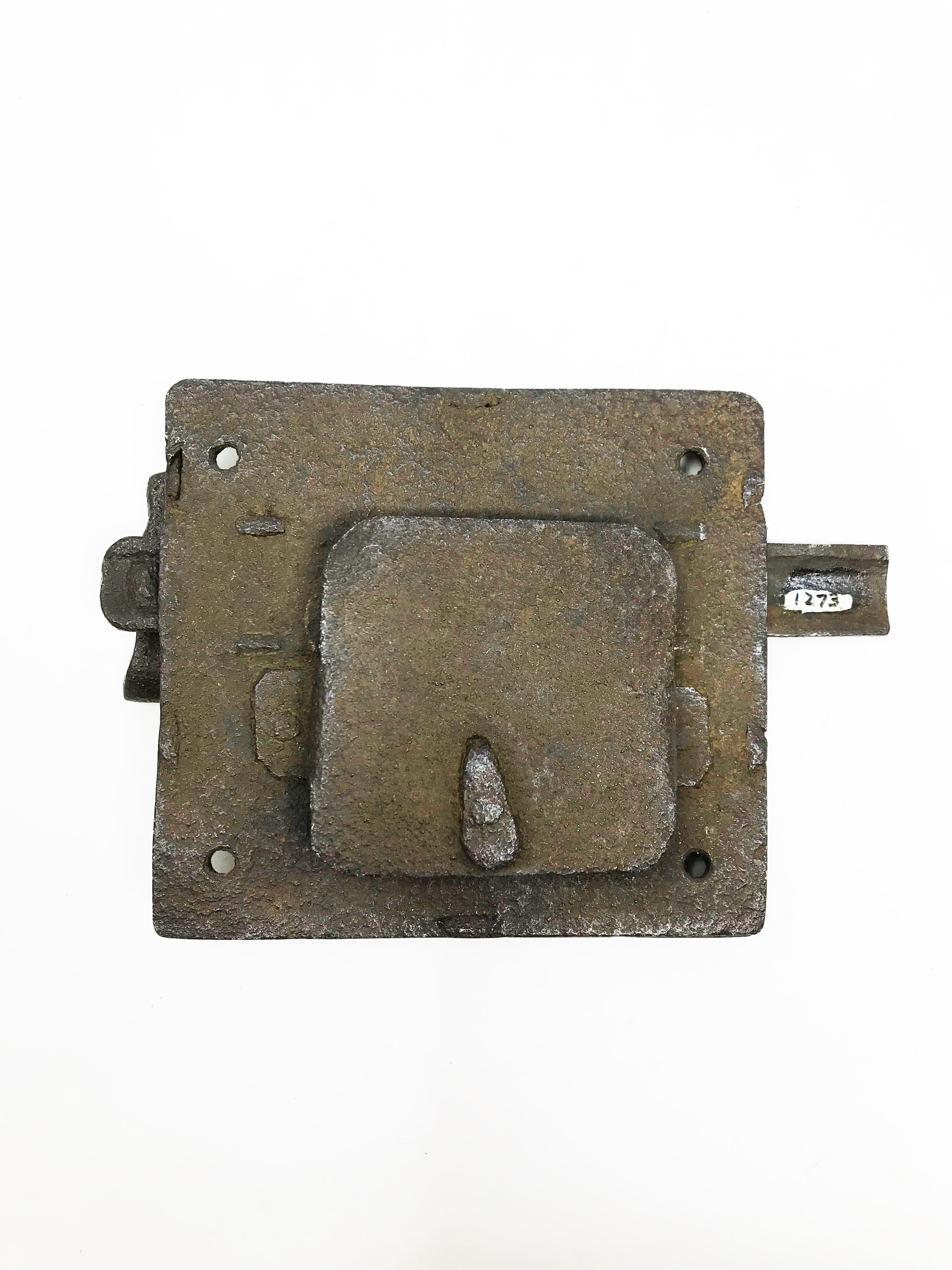 Medieval lock, the plate pierced with thistles, twisted frame, pierced bolt guide, knob formed by - Bild 2 aus 2