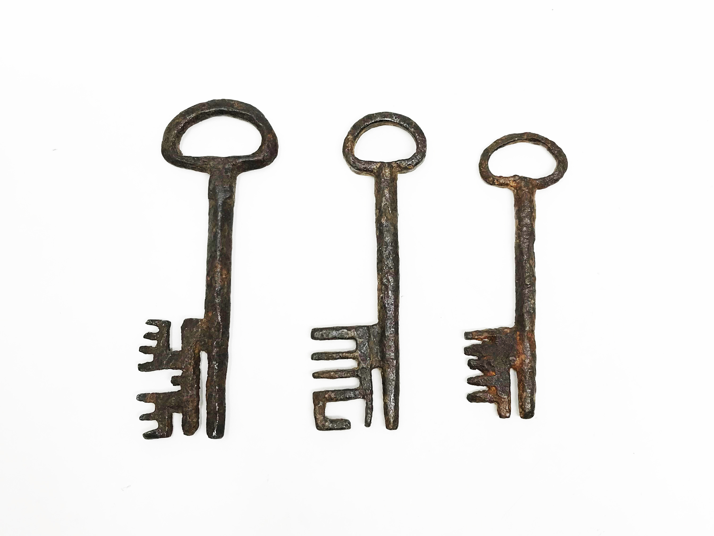 Three gothic keys9,06 - 8, 46 - 7,63 cm. Part of the chapter "From the Time of the Cathedrals".