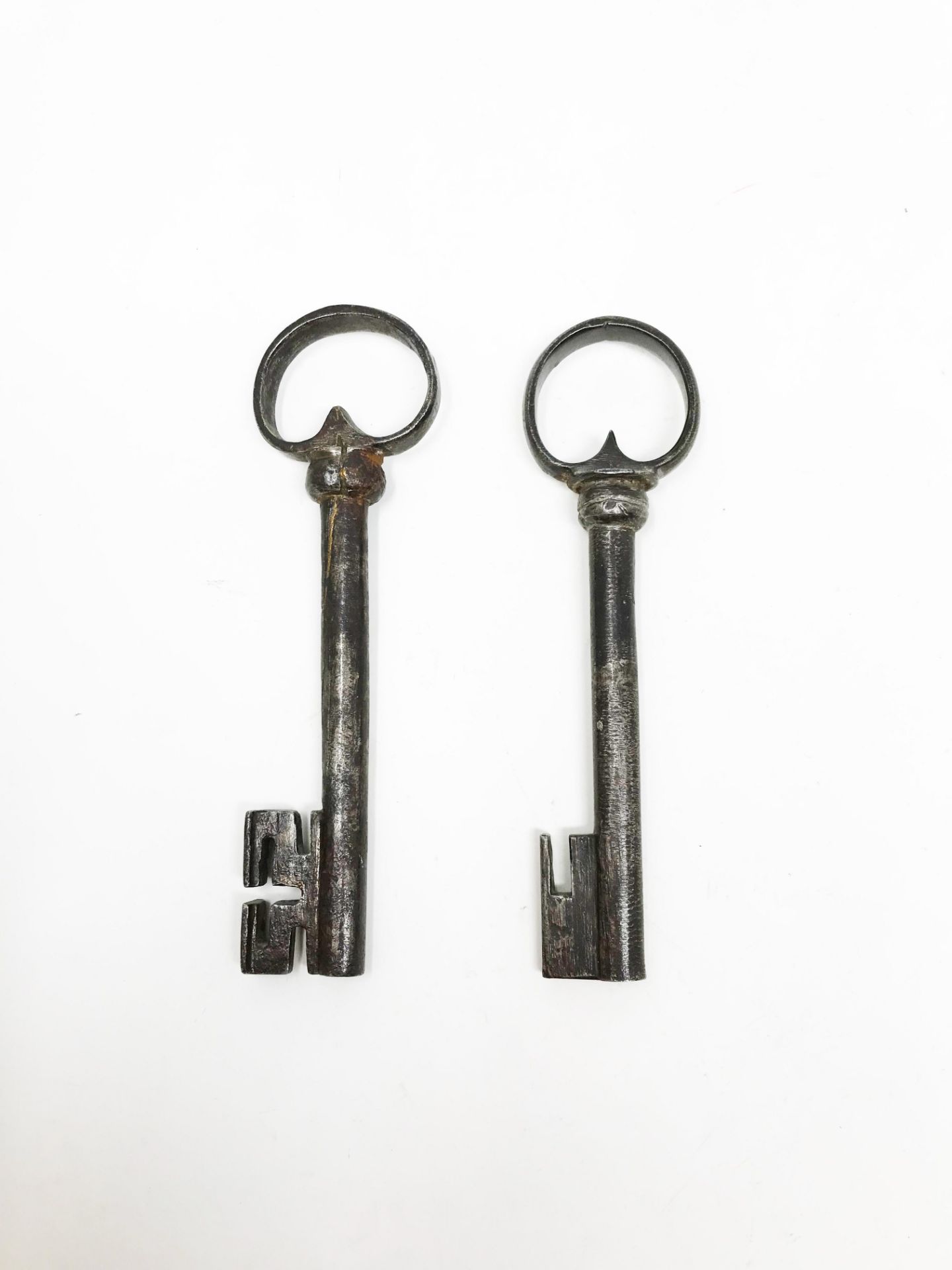 Two German keys13, 88 - 13, 56 cmPart of the chapter "From beyond the Rhine". - Image 2 of 2