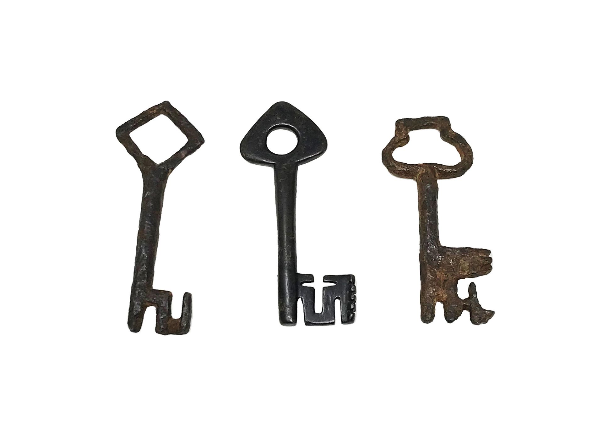 Three gothic keys 8, 53 - 8, 79 - 7, 88 cm. Part of the chapter "From the Time of the Cathedrals". - Bild 2 aus 2