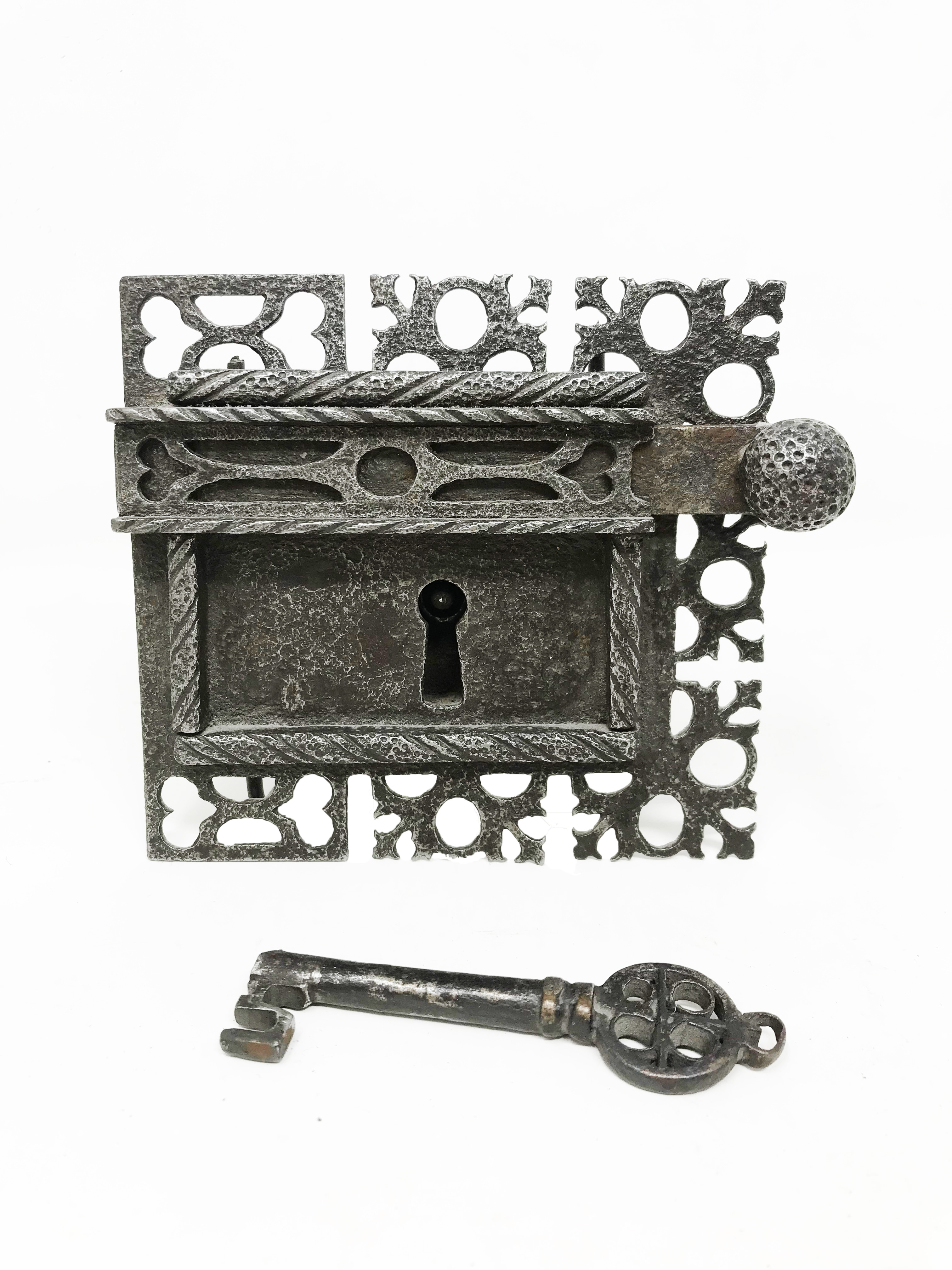 Credenza lock and its so-called Venetian key, lock plate pierced with hearts, twisted frame, bolt - Bild 4 aus 4