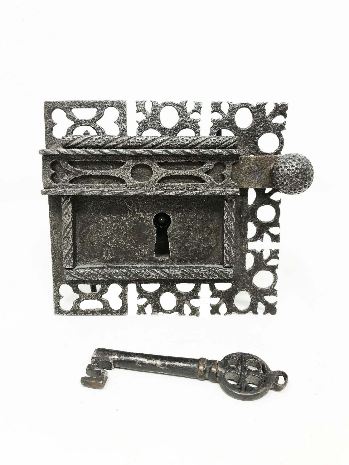 Credenza lock and its so-called Venetian key, lock plate pierced with hearts, twisted frame, bolt - Image 4 of 4
