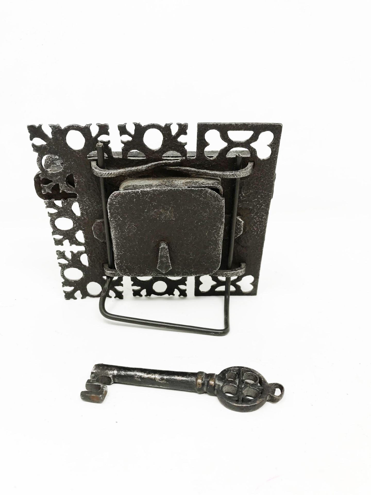 Credenza lock and its so-called Venetian key, lock plate pierced with hearts, twisted frame, bolt - Image 2 of 4