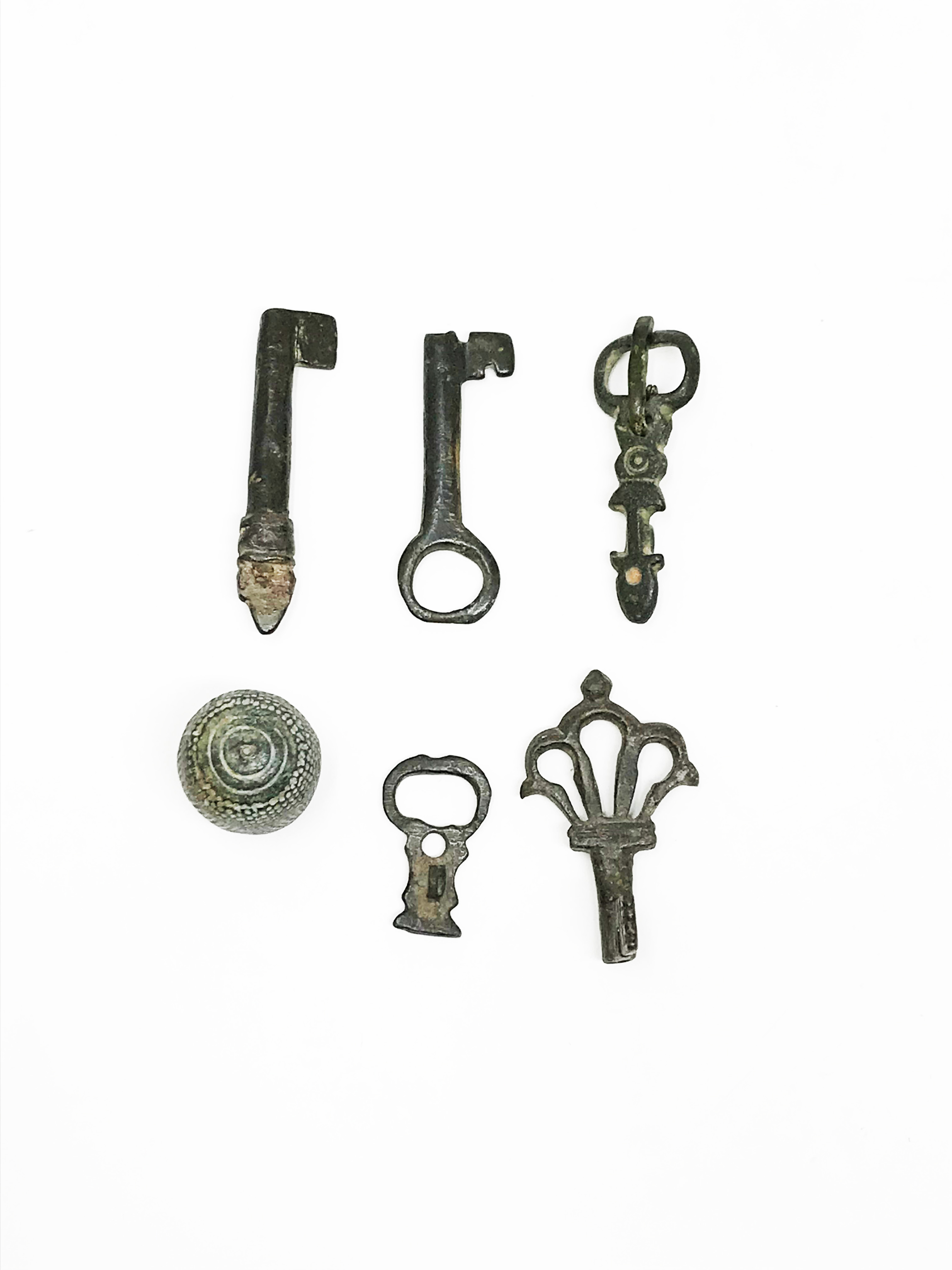 Two bronze belt buckles, three bronze keys, a thimble.H: 3,05 cm - 5,52 cm - 5,15 cm - 5,33 cm - 5, - Bild 2 aus 2