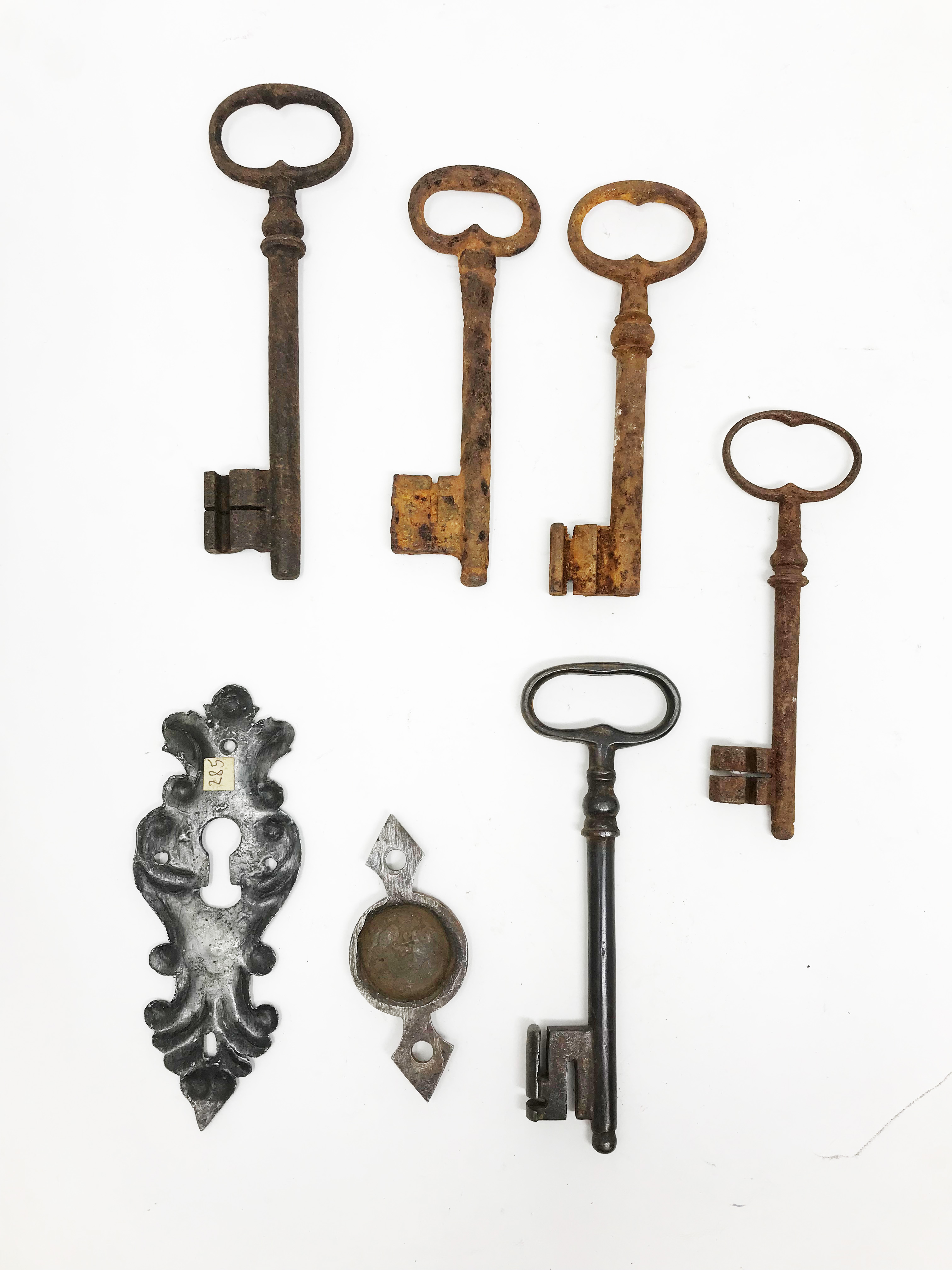 Five keys, one of which is drilled, one entrance and one barrel base. 15, 70 - 13, 37 - 13, 10 - 12, - Bild 2 aus 2