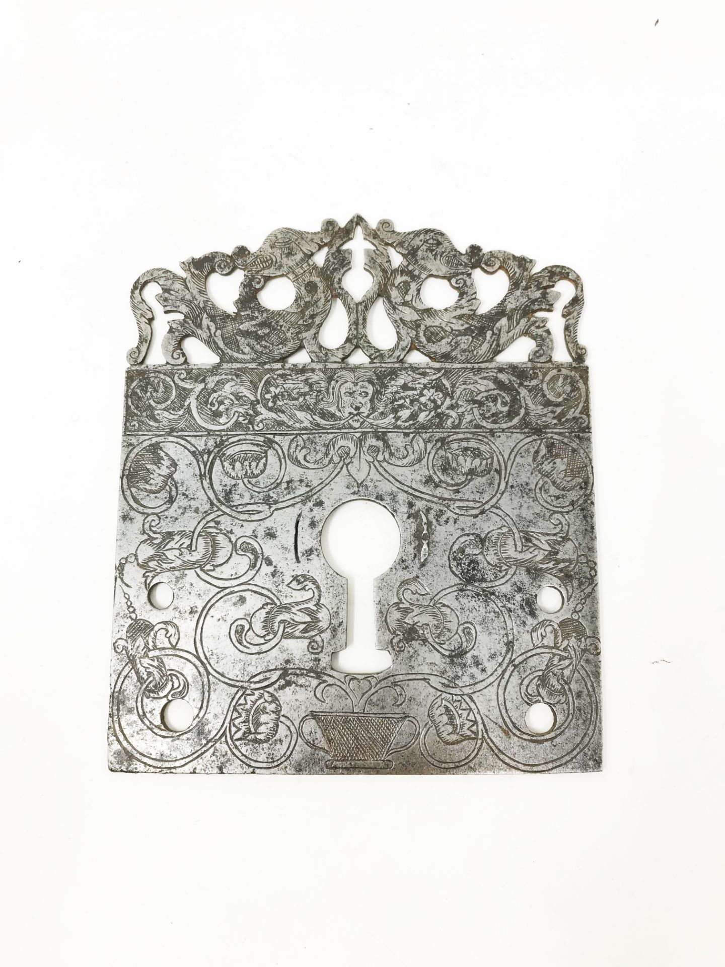 Master's Front plate nicely engraved with floral scrolls and a man's mask. Openwork crown with two