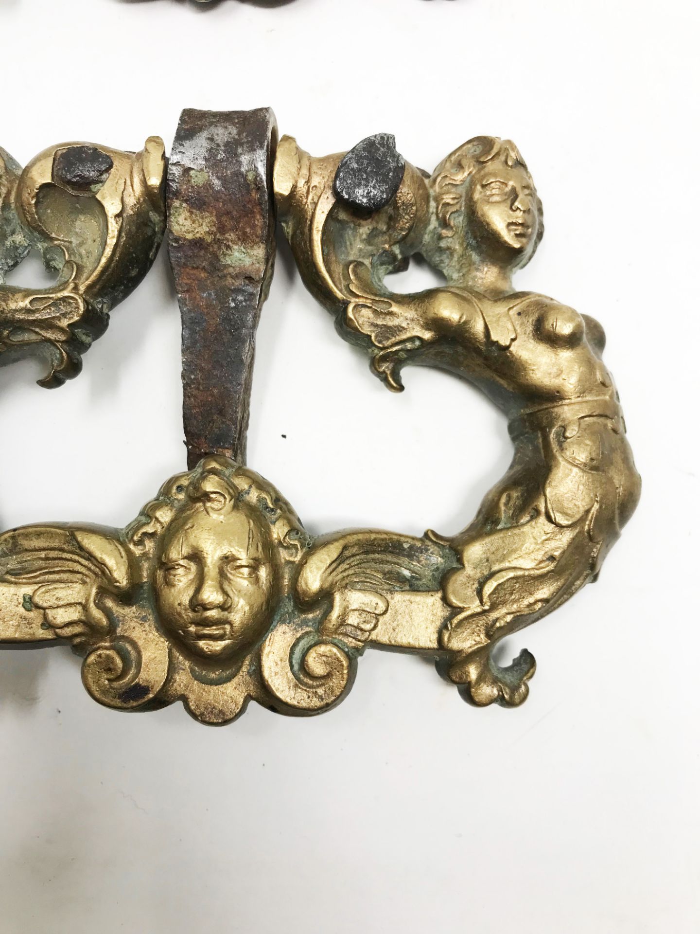 A pair of bronze handles with two mermaids and a mascaron. 9, 11 x 12, 54 cm. Part of the chapter "