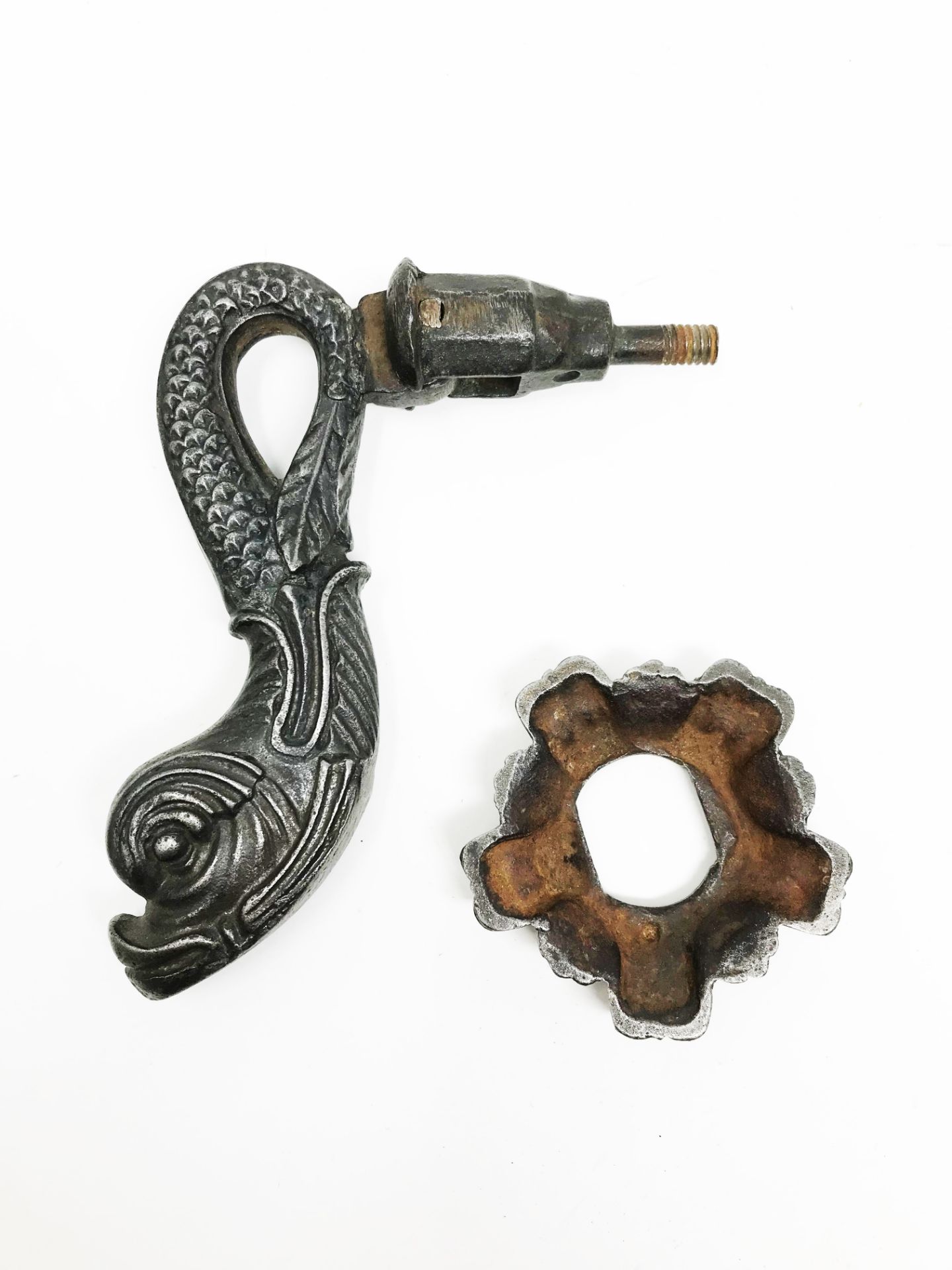 Iron door knocker with dolphin on leafy rose. 18.6 cm. Part of the chapter "From the Time of the - Image 2 of 4