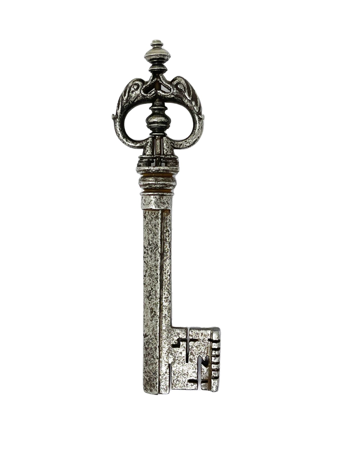 Key with dolphin bows16,8 cmNB: Replicas of the keys to lots 56 and 57 are in the Musée Le Secq