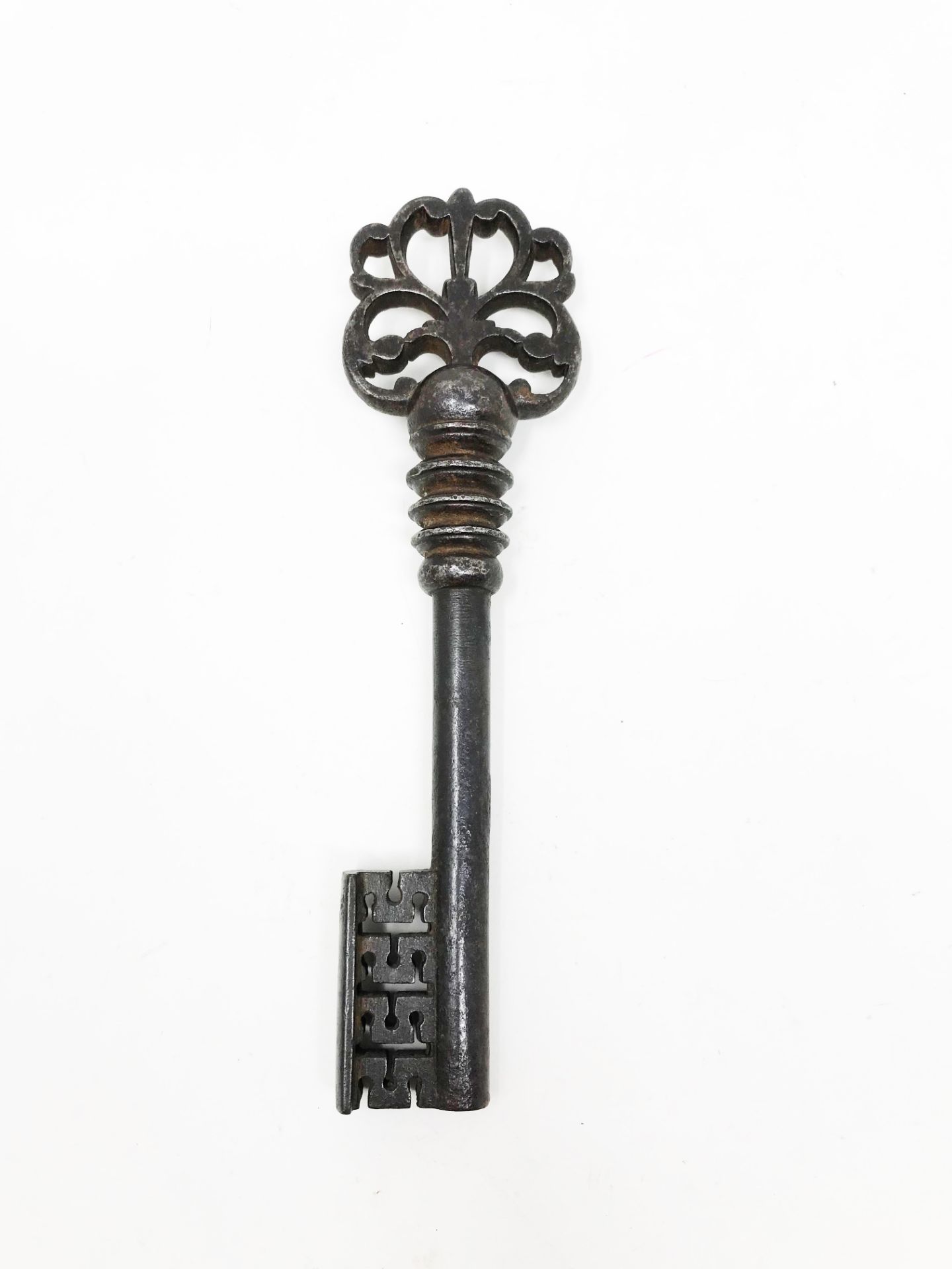German key with trefoil ring17.4 cmPart of the chapter "From across the Rhine" - Image 2 of 2
