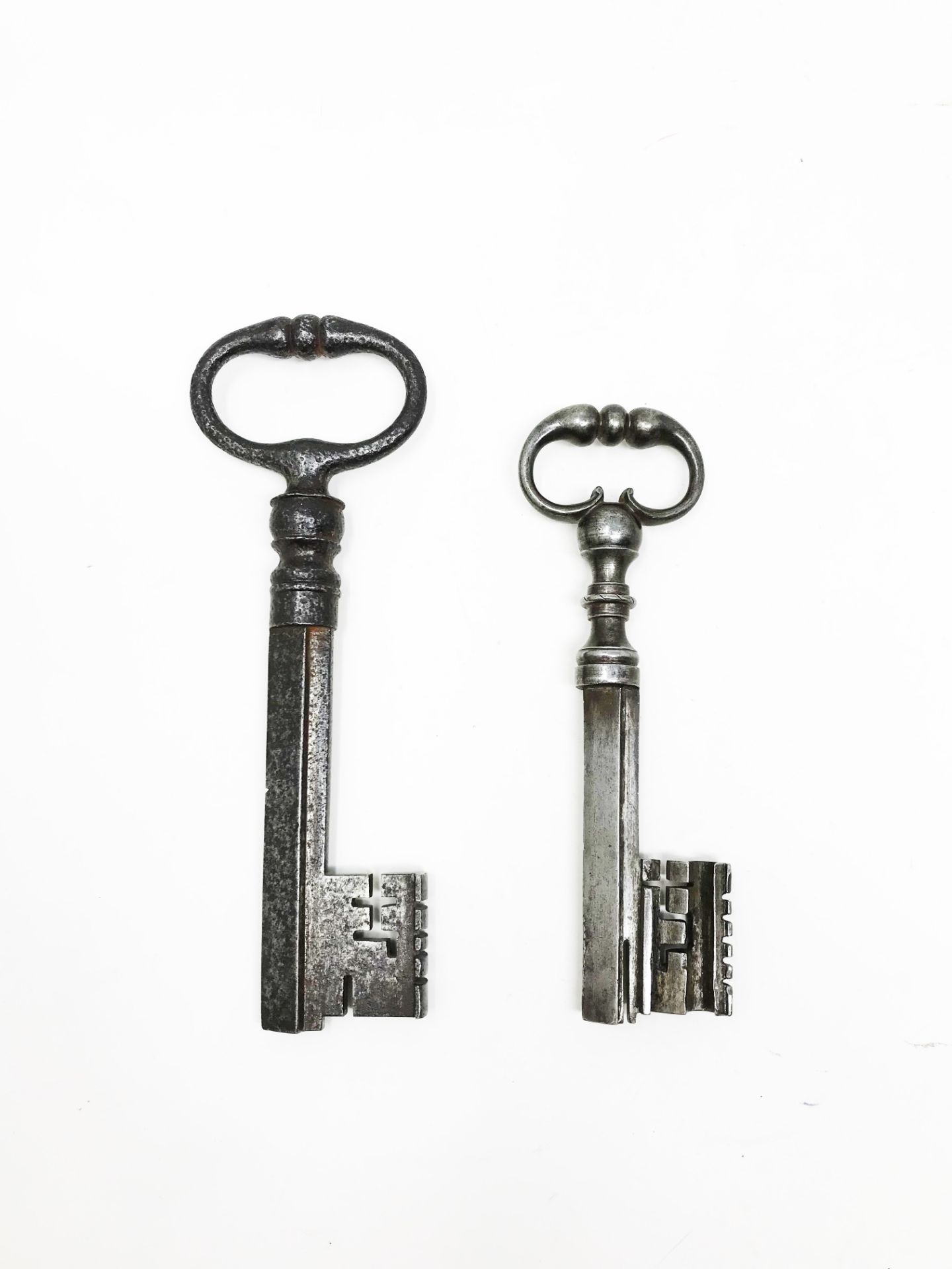 Two keys with frog's legs rings16, 9 - 14, 35 cm Part of the chapter "From Enlightenment to - Image 2 of 2