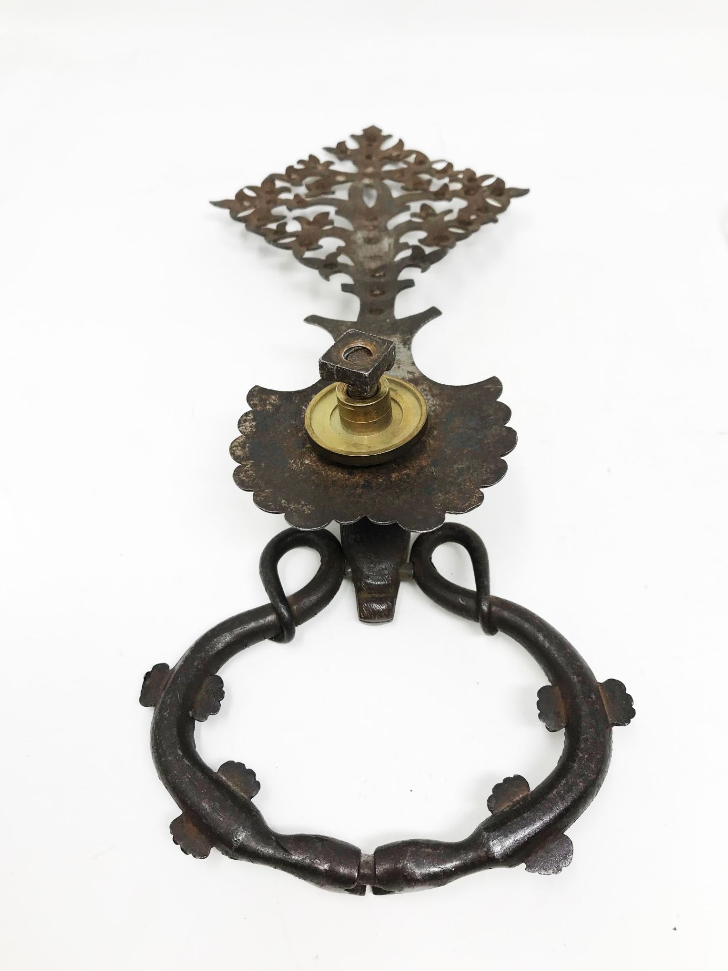 Wrought and chiseled iron door knocker carved with a stag's head, holding the ring formed by two - Image 4 of 5