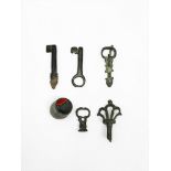 Two bronze belt buckles, three bronze keys, a thimble.H: 3,05 cm - 5,52 cm - 5,15 cm - 5,33 cm - 5,