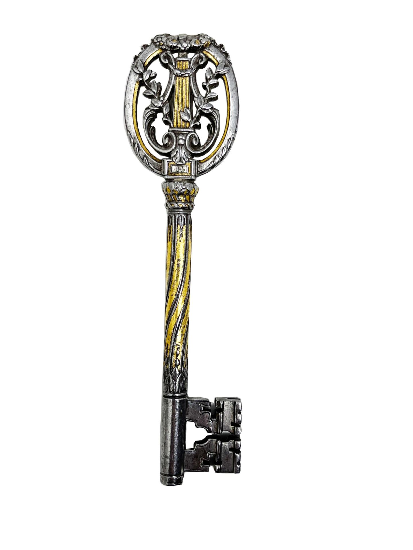 Iron key nielloed in gold. Oval ring topped by a wreath of flowers and containing a lyre and two - Image 3 of 3