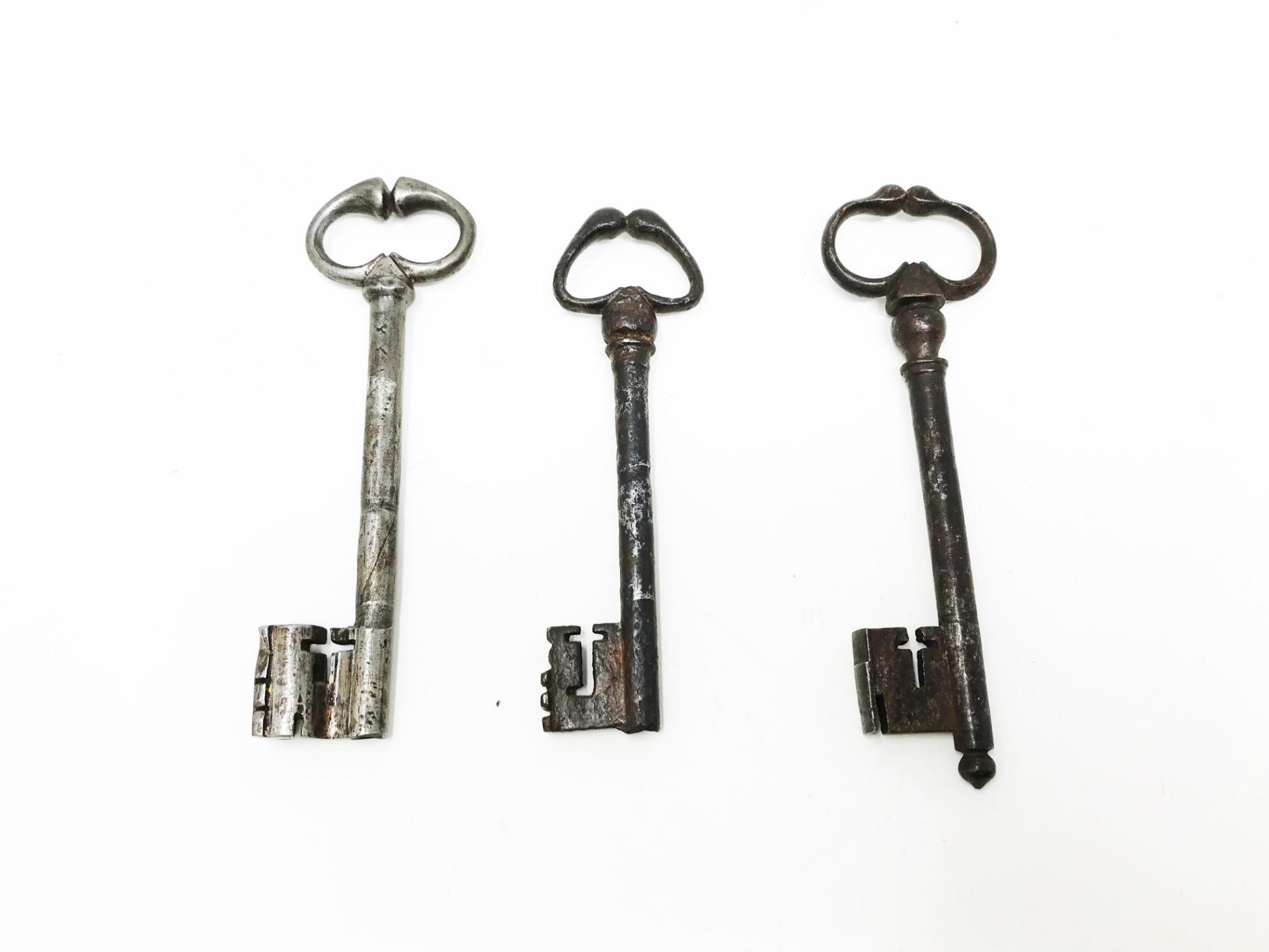 Three keys with frog's legs rings12, 49 - 11, 51 - 12, 97 cm Part of the chapter "From Enlightenment